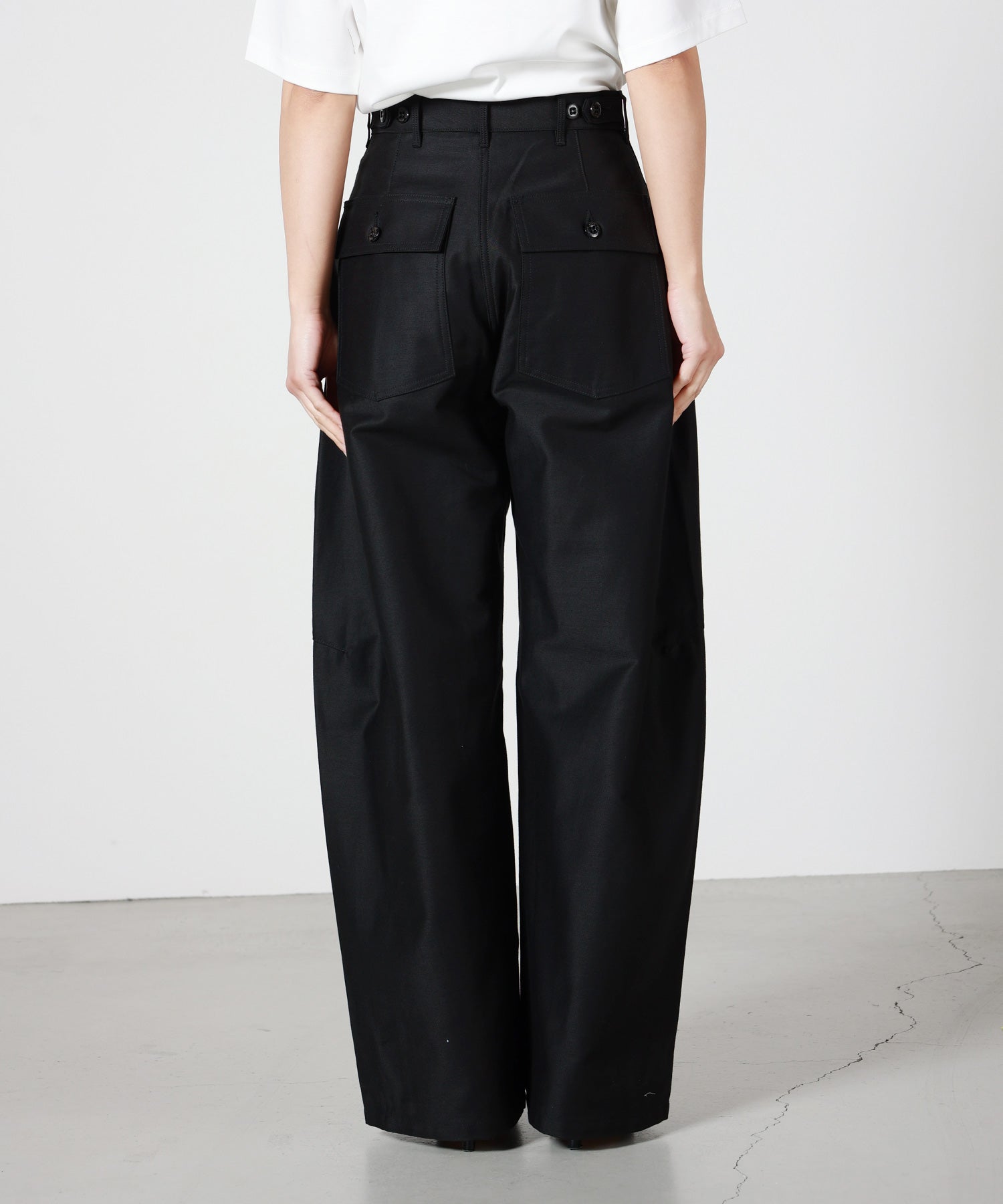 HYKE(ハイク)】 ≪Genderless≫BACK SATIN BARREL-LEG PANTS｜PARIGOT