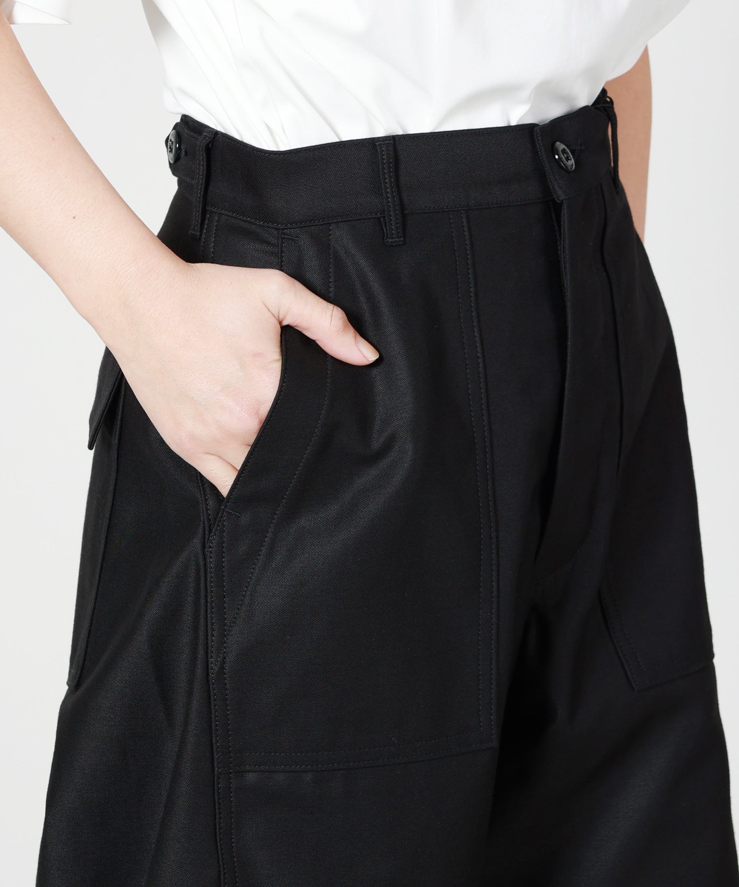 HYKE(ハイク)】 ≪Genderless≫BACK SATIN BARREL-LEG PANTS｜PARIGOT