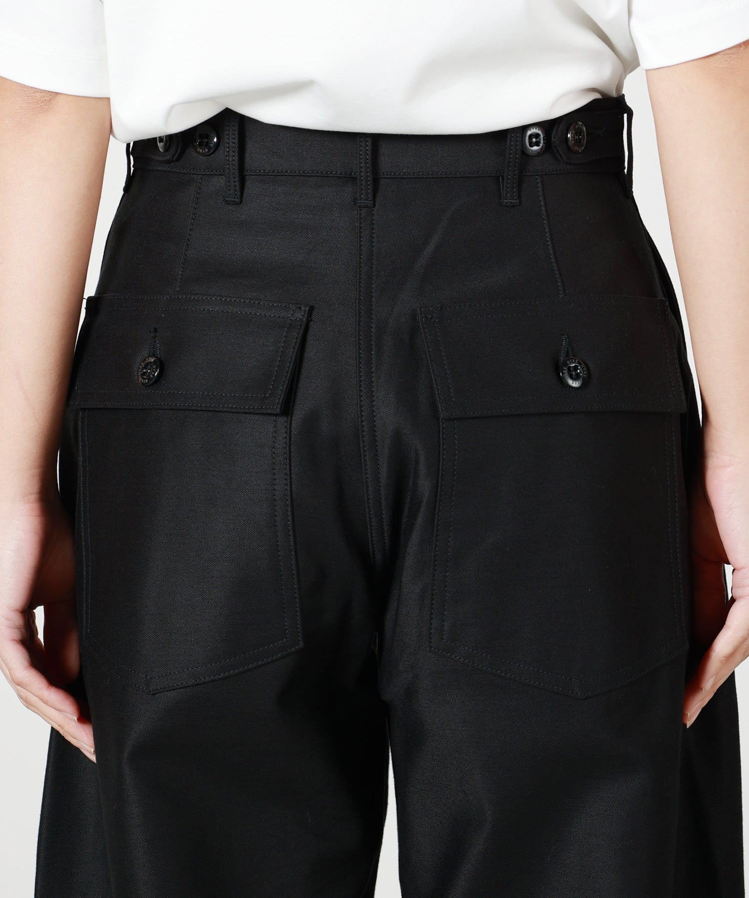 HYKE(ハイク)】 ≪Genderless≫BACK SATIN BARREL-LEG PANTS｜PARIGOT