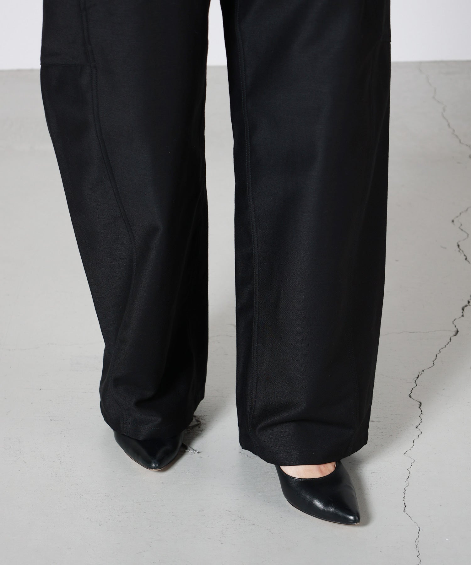 HYKE(ハイク)】 ≪Genderless≫BACK SATIN BARREL-LEG PANTS｜PARIGOT