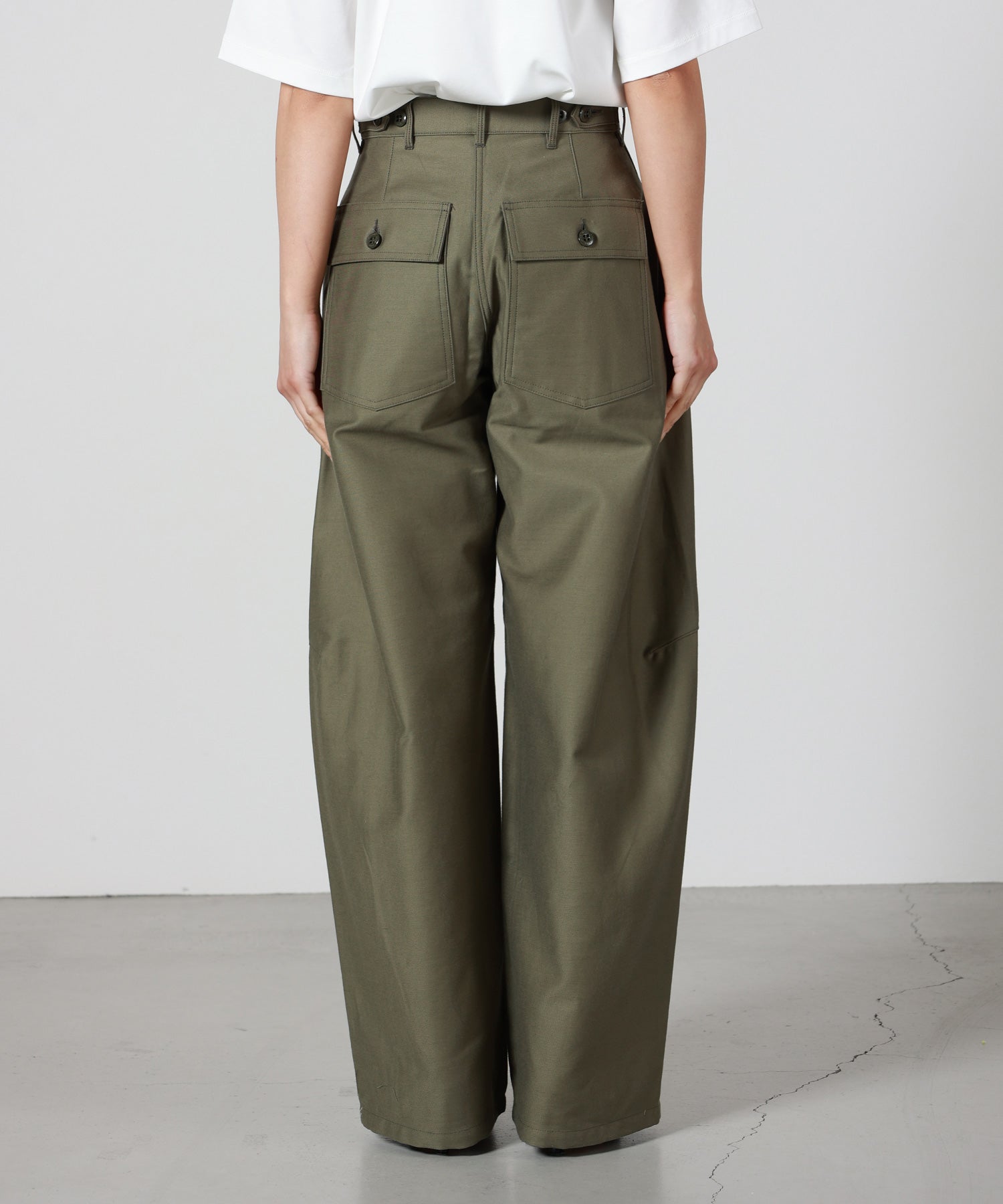 HYKE(ハイク)】 ≪Genderless≫BACK SATIN BARREL-LEG PANTS｜PARIGOT