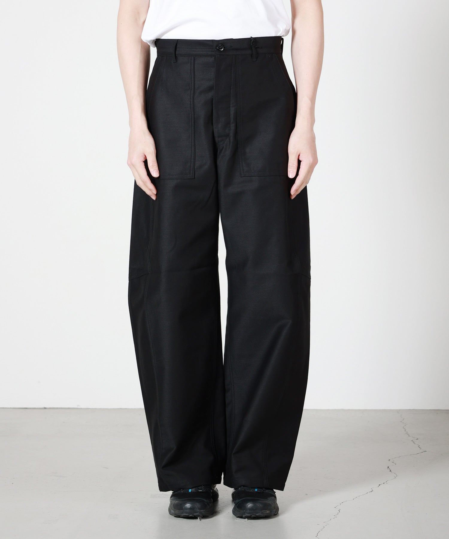 HYKE(ハイク)】 ≪Genderless≫BACK SATIN BARREL-LEG PANTS｜PARIGOT