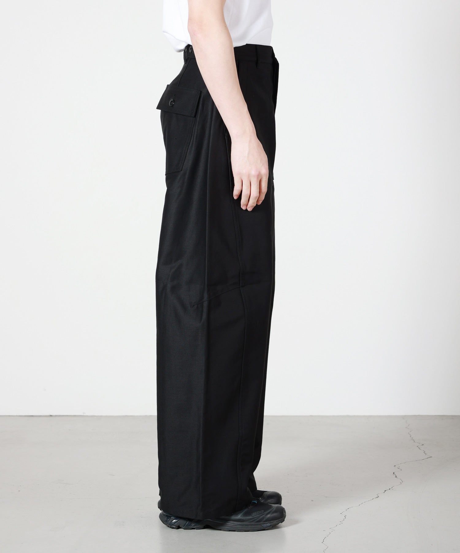 HYKE(ハイク)】 ≪Genderless≫BACK SATIN BARREL-LEG PANTS｜PARIGOT