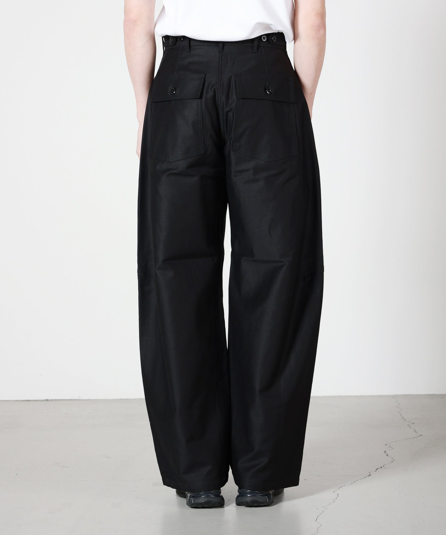 HYKE(ハイク)】 ≪Genderless≫BACK SATIN BARREL-LEG PANTS｜PARIGOT
