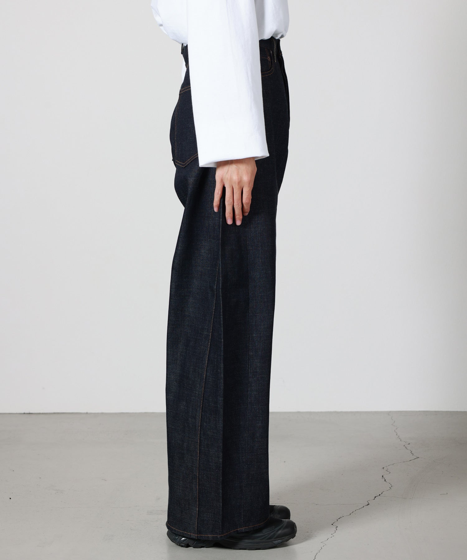 HYKE(ハイク)】≪genderless≫ BARREL-LEG DENIM JEANS｜PARIGOT