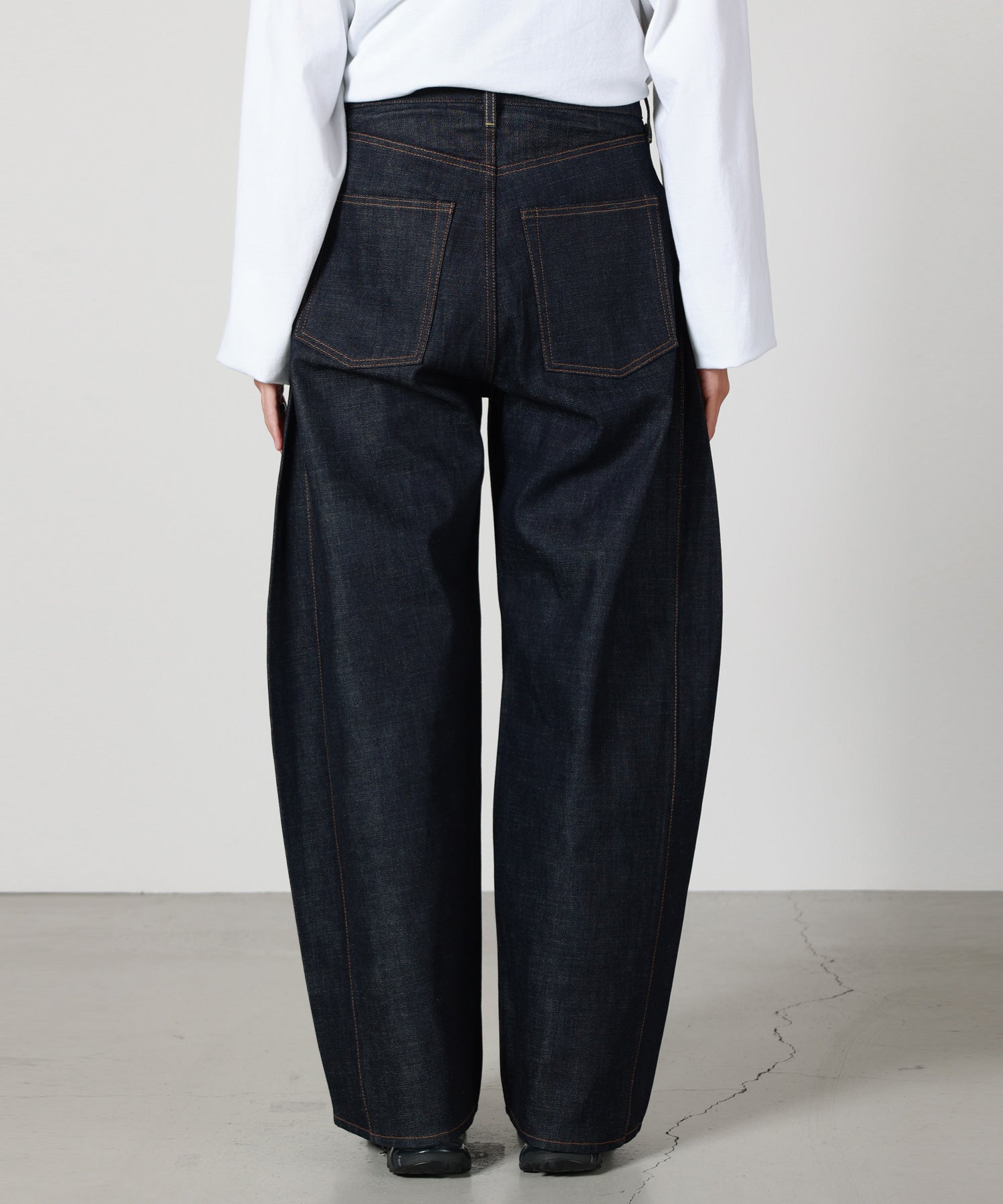 HYKE(ハイク)】≪genderless≫ BARREL-LEG DENIM JEANS｜PARIGOT