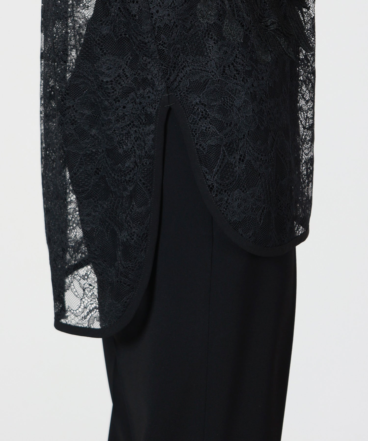 Mame Kurogouchi(マメ クロゴウチ)】 Raschel Lace Embroidered Top