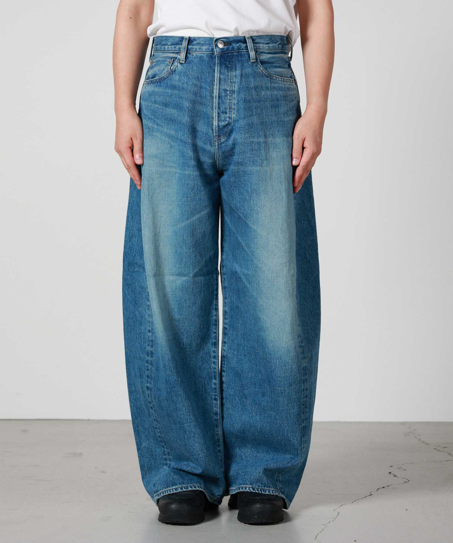 HYKE BARREL-LEG DENIM JEANS 着用イメージ