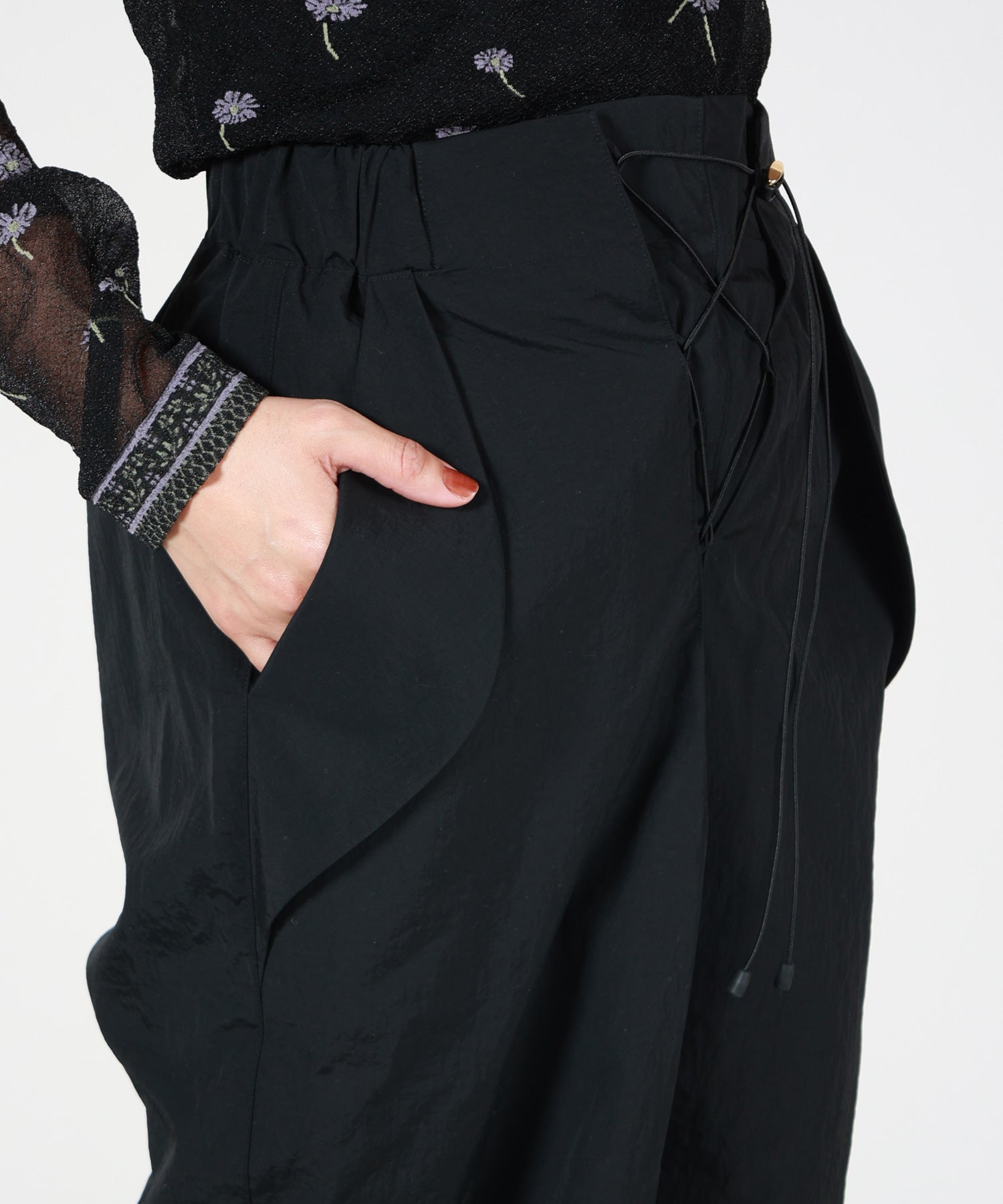 Mame Kurogouchi(マメ クロゴウチ)】 Nylon Typewriter Trousers