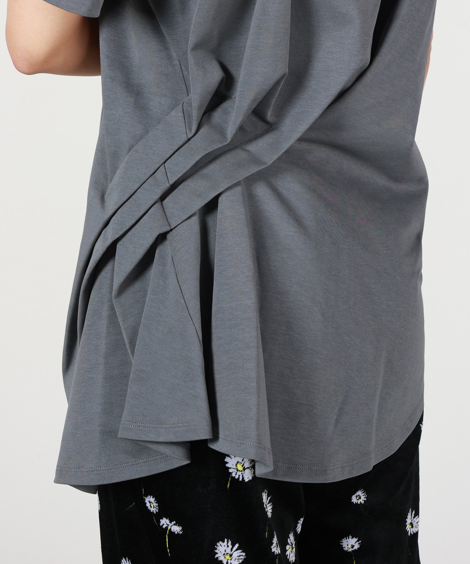 Mame Kurogouchi(マメ クロゴウチ)】 Cotton Jersey Asymmetric T