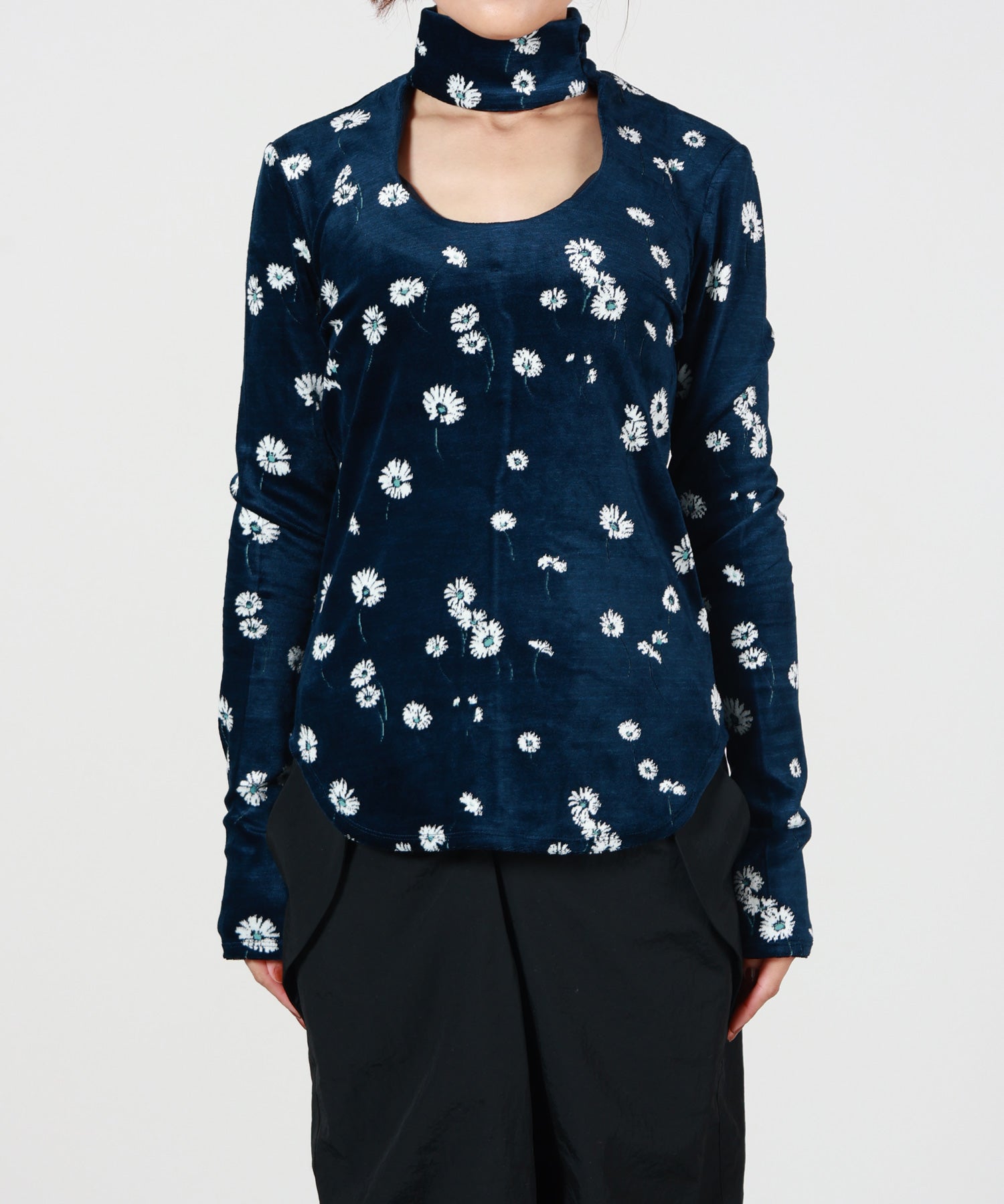 Mame Kurogouchi(マメ クロゴウチ)】 Velour Jersey Floral High Neck