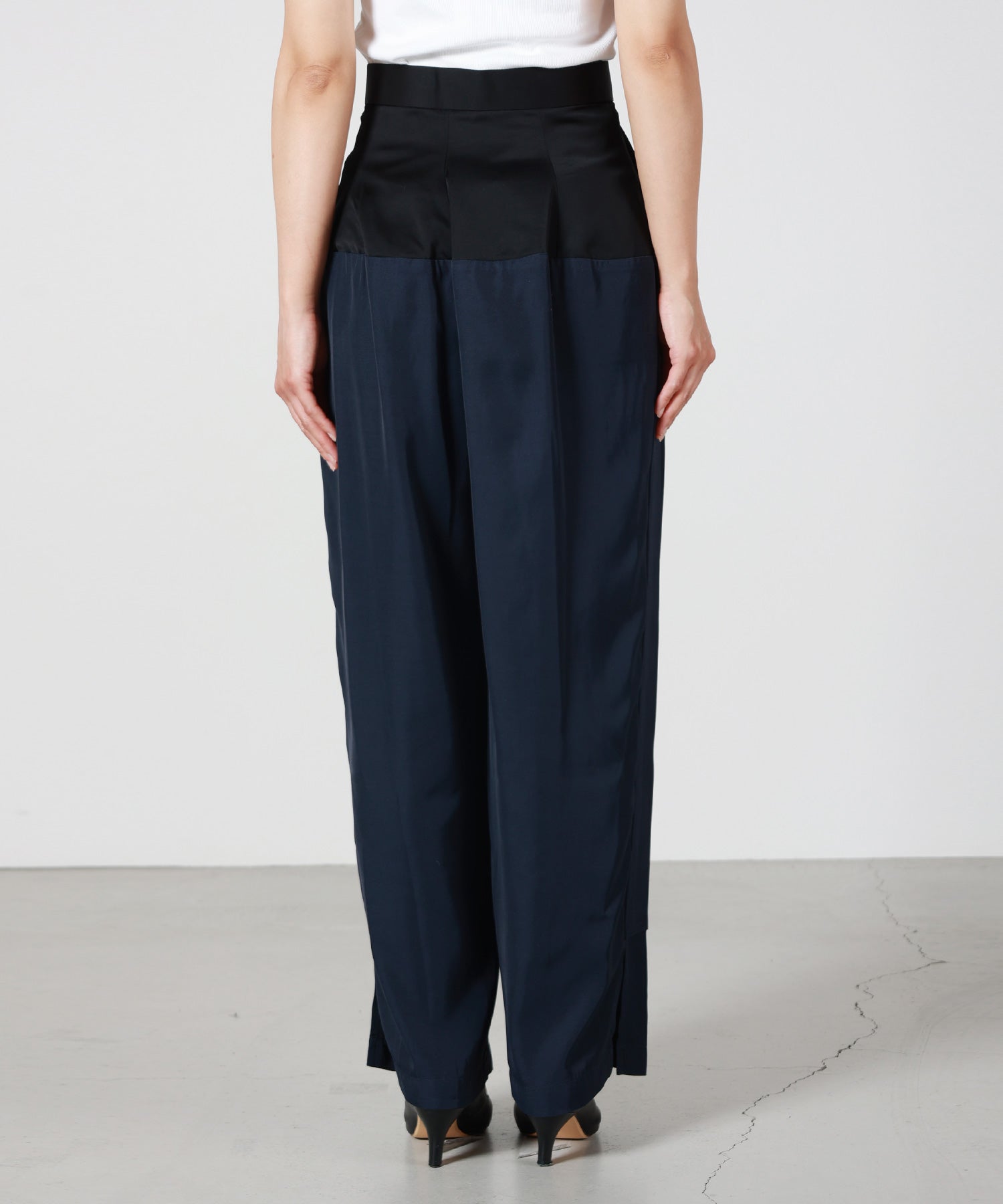TOGA PULLA(トーガプルラ)】 RAYON SILK TWILL TROUSERS｜PARIGOT