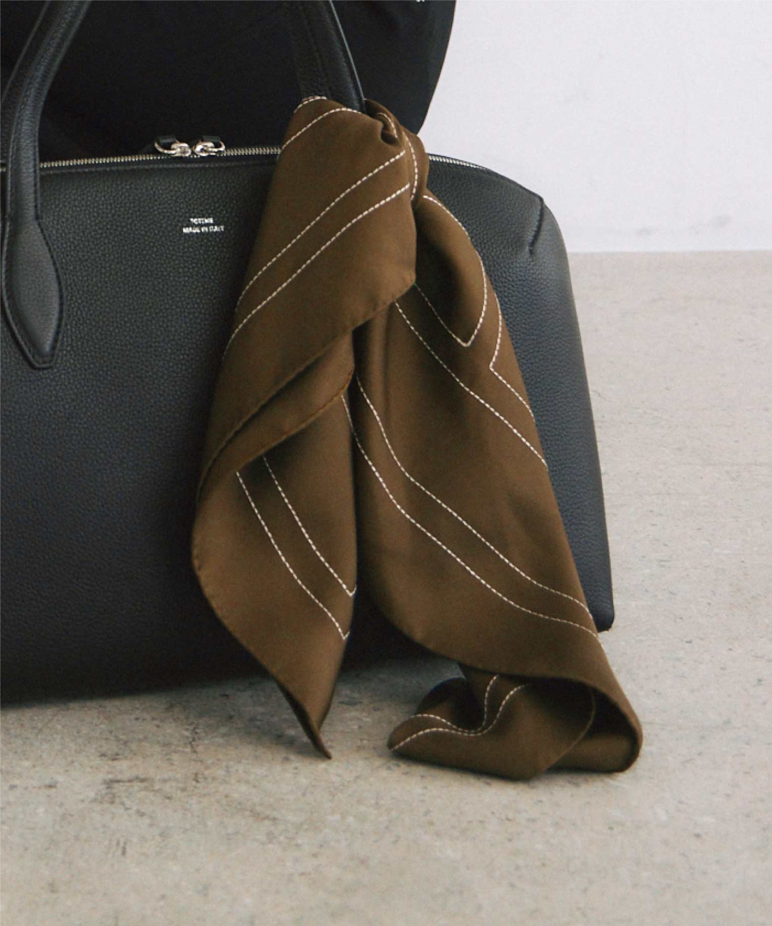 TOTEME(トーテム)】 Embroidered monogram silk scarf｜PARIGOT ONLINE