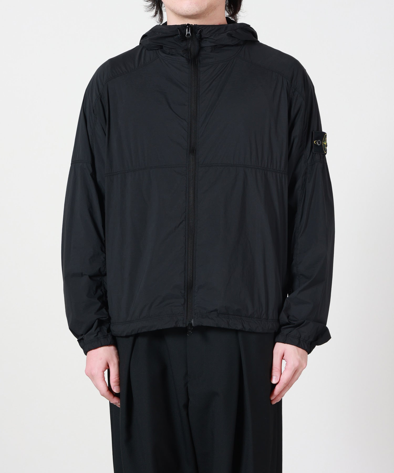 STONE ISLAND(ストーンアイランド)】 フード付ナイロンジャケット