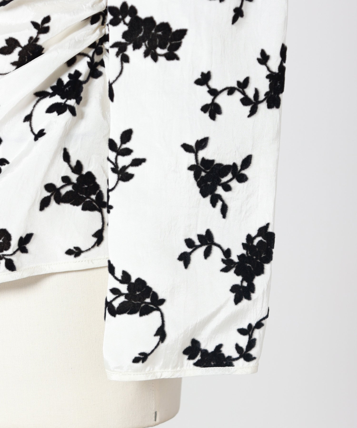 FETICO(フェティコ)】 FLOCKED ROSE PRINT GATHERED BLOUSE｜PARIGOT