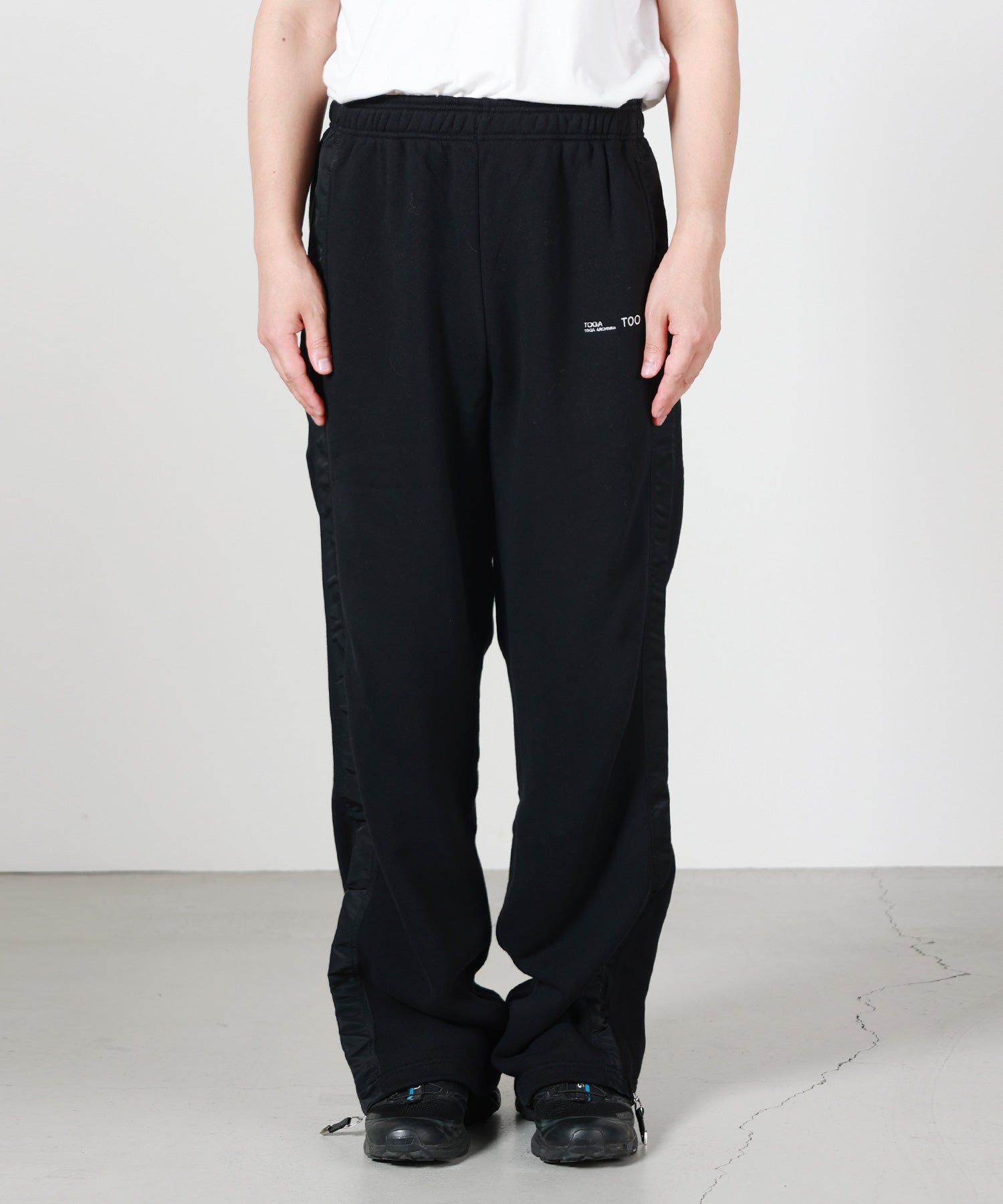 TOGA TOO COTTON DRAWSTRING TROUSERS 着用イメージ