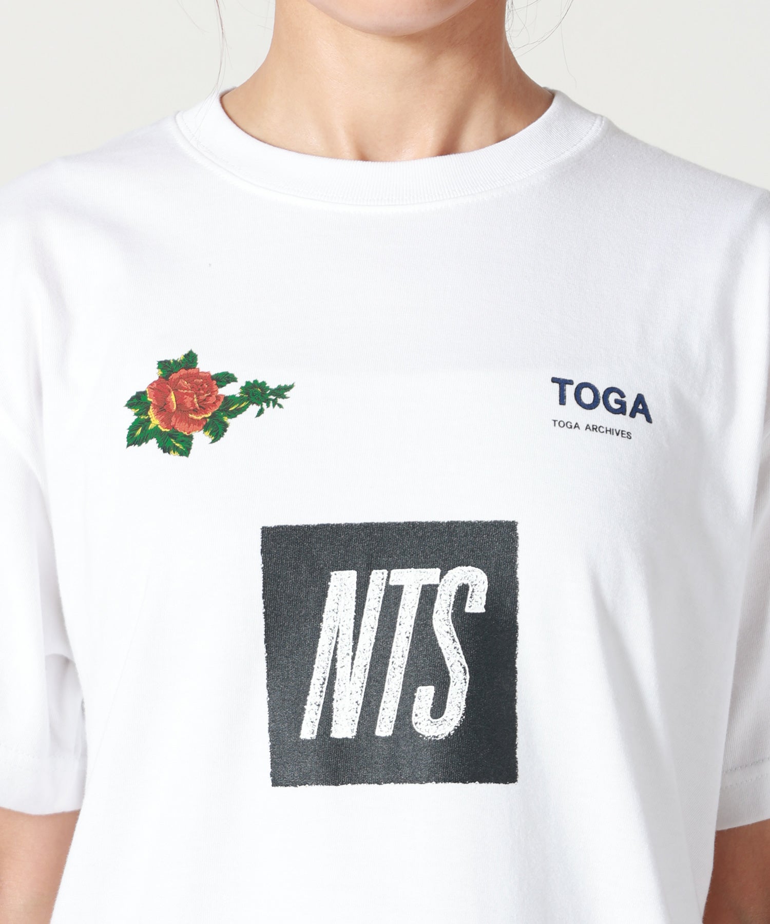 TOGA(トーガ)】 x NTS LOGO PRINT T-SHIRT｜PARIGOT ONLINE（パリゴ