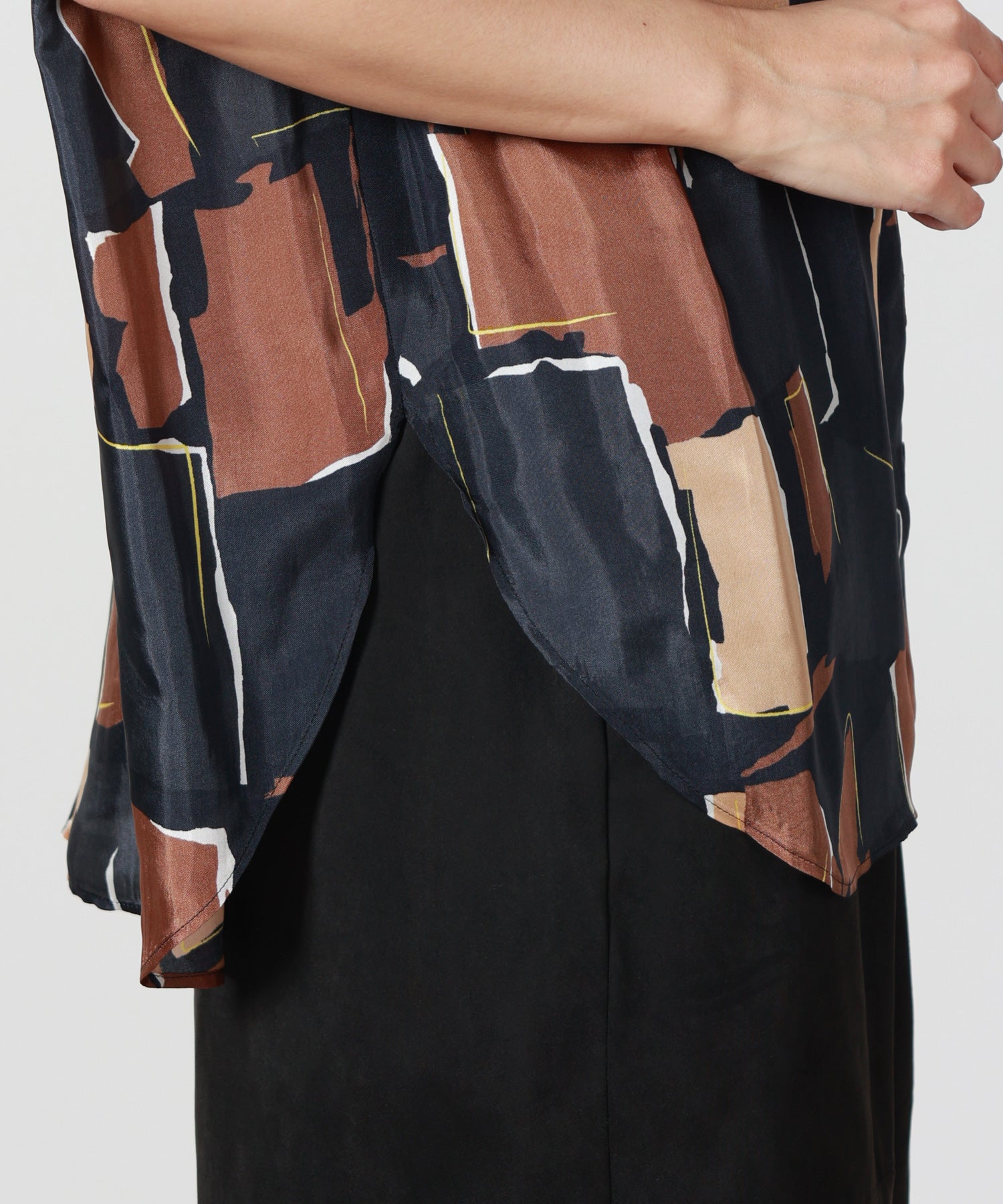 SACRA(サクラ)】 GEOMETRIC PAINTING TOP｜PARIGOT ONLINE（パリゴ