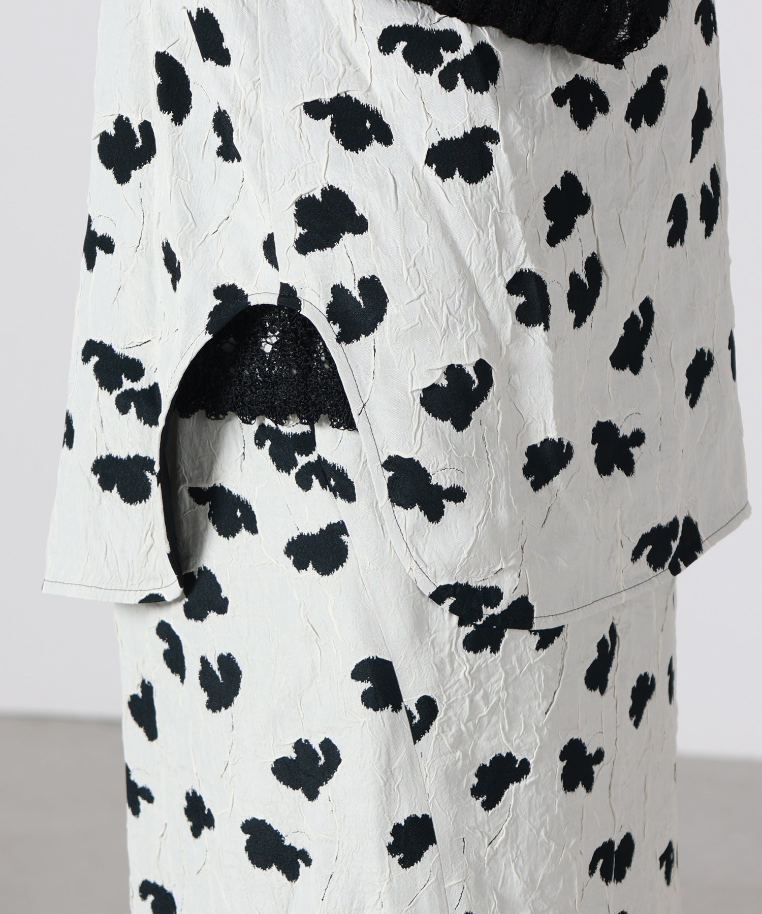 Mame Kurogouchi(マメ クロゴウチ)】 Double Layered Floral Jacquard
