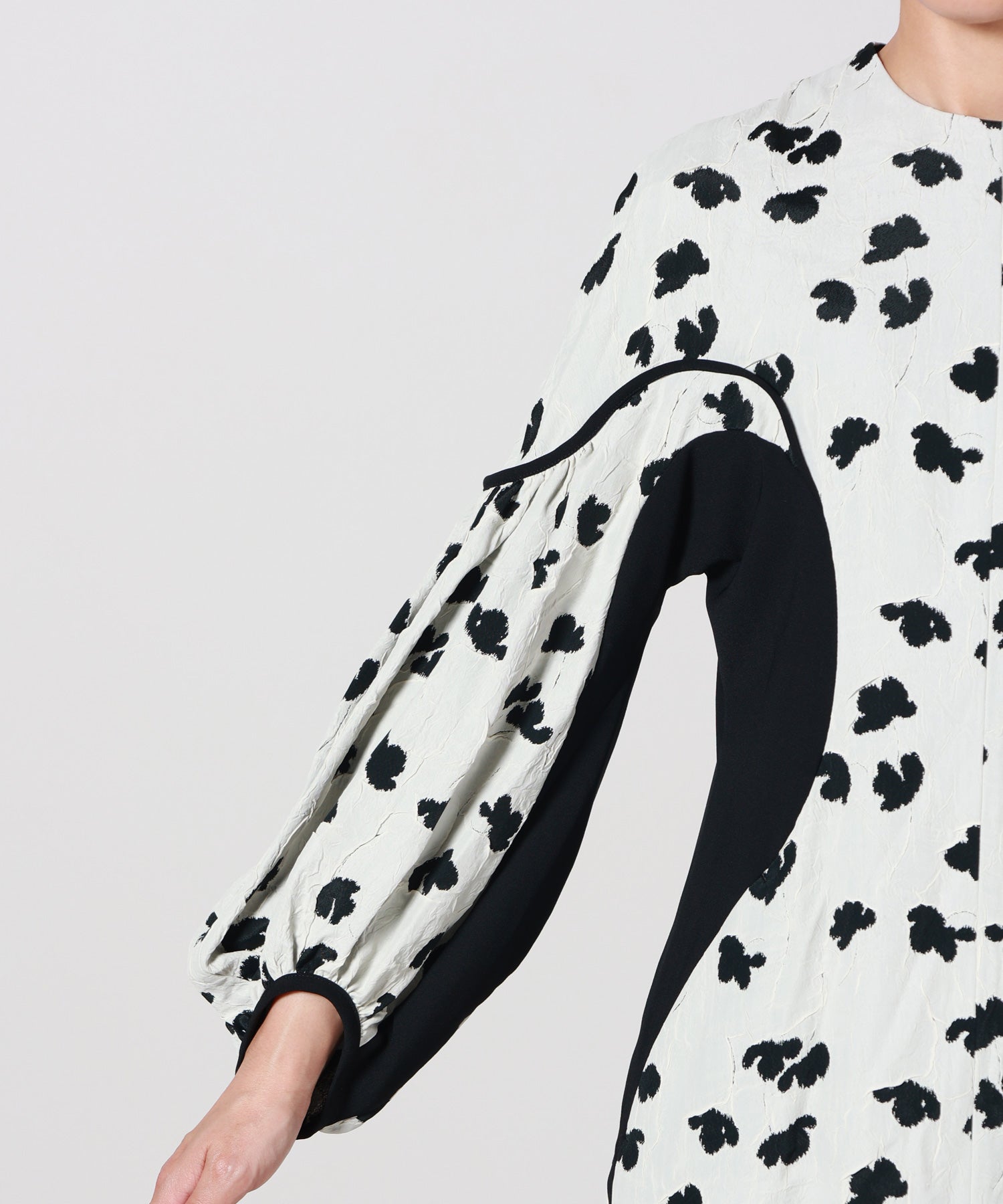 Mame Kurogouchi(マメ クロゴウチ)】 Double Layered Floral Jacquard