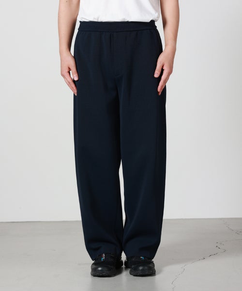 MILAN CURVED PANTSのDARK NAVYを着用した正面のシルエット