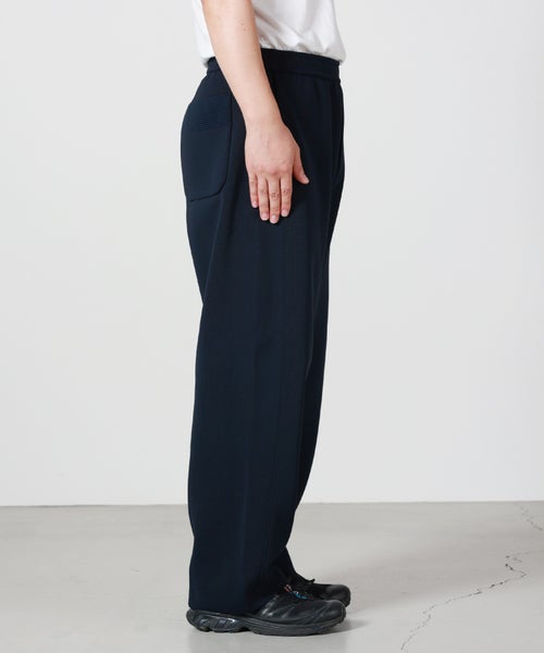 MILAN CURVED PANTSのDARK NAVYを着用した横からのシルエット