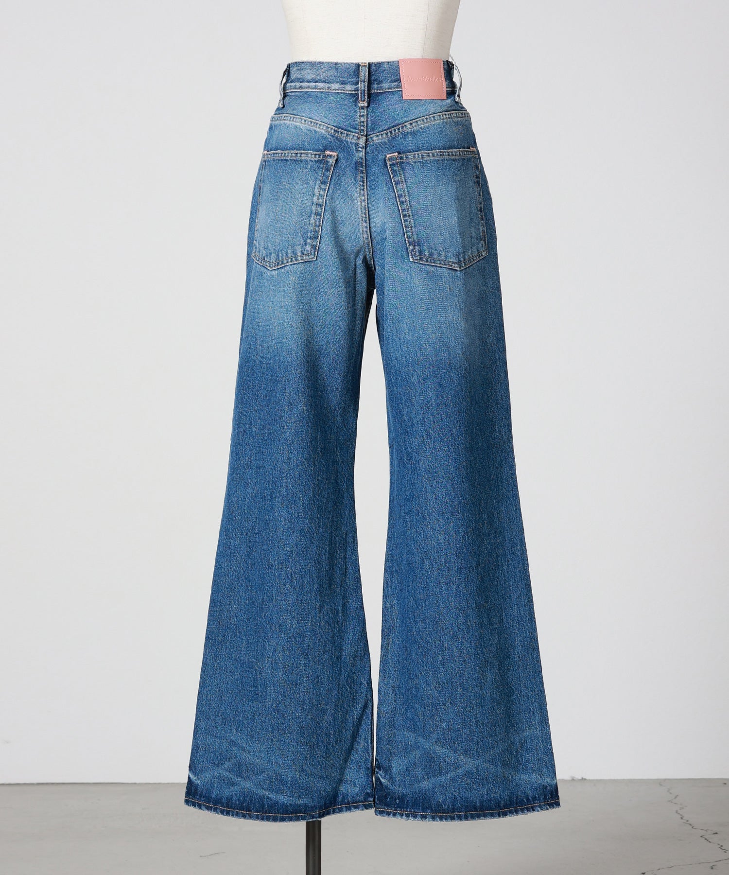 Acne Studios(アクネストゥディオズ)】 リラックスフィットジーンズ
