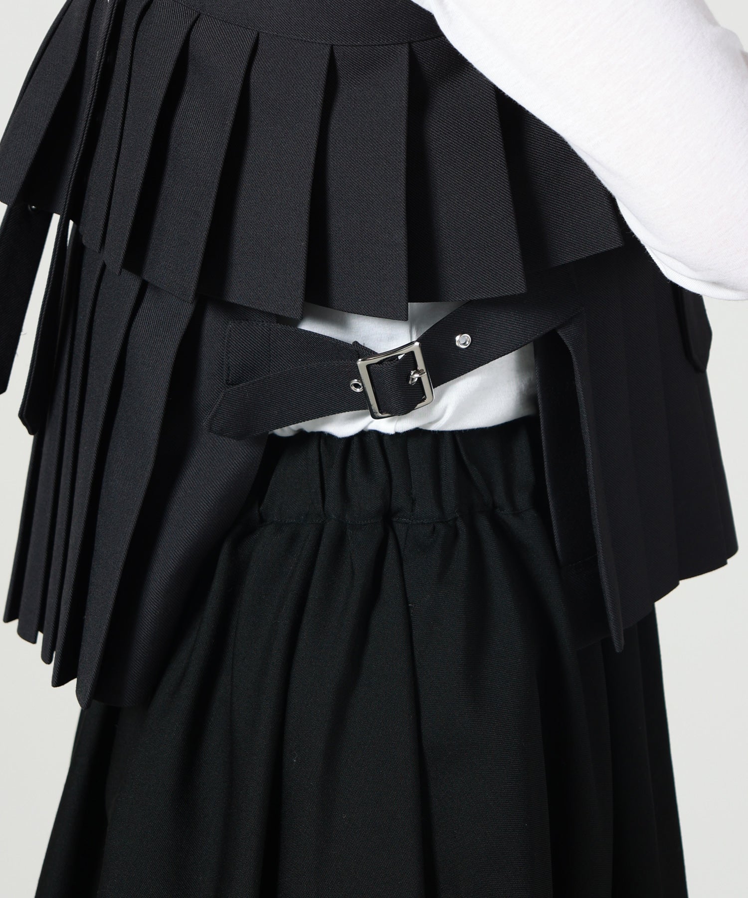 noir kei ninomiya(ノワール ケイニノミヤ)】 プリーツバックル