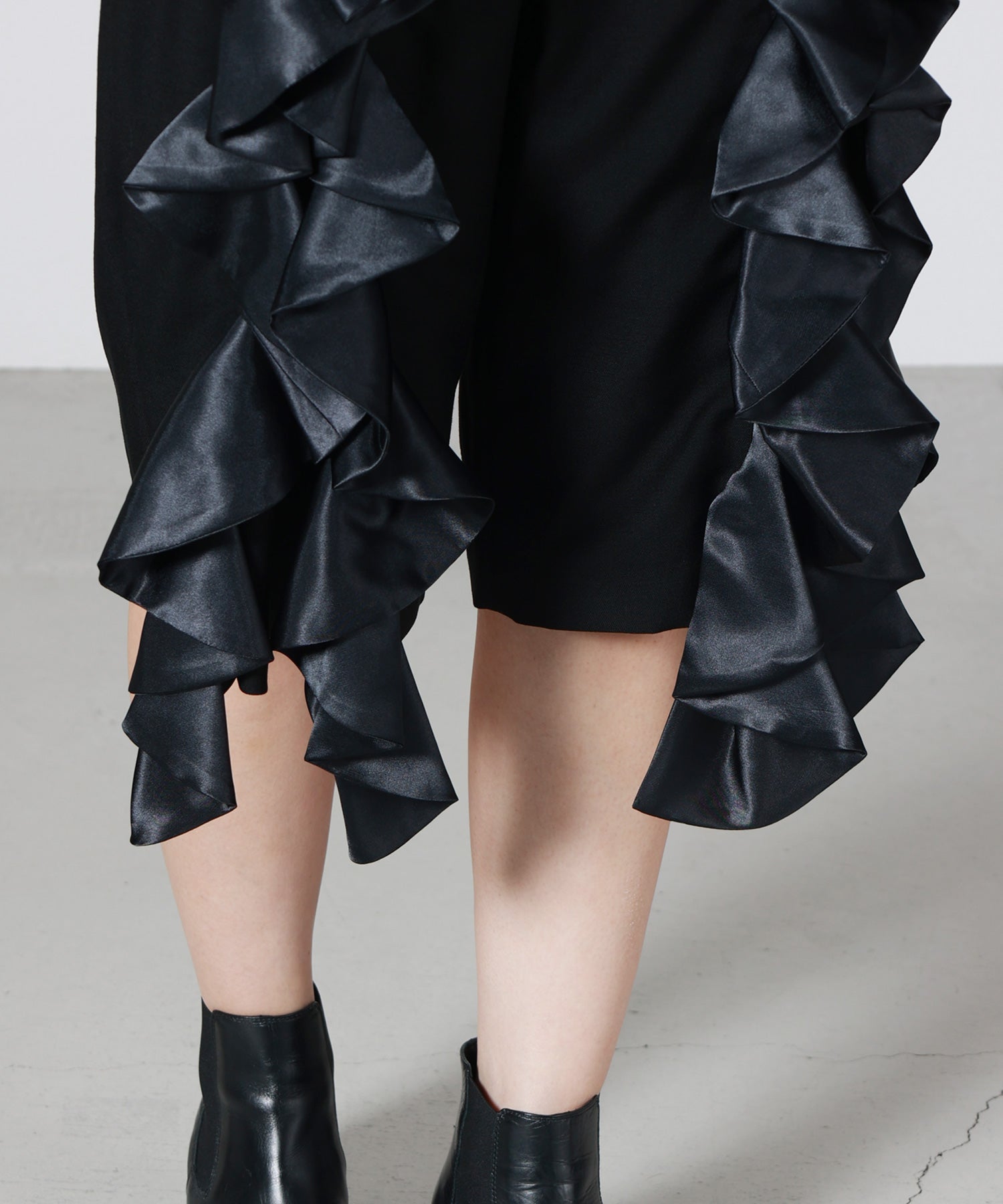 noir kei ninomiya(ノワール ケイニノミヤ)】 クロップドジップ