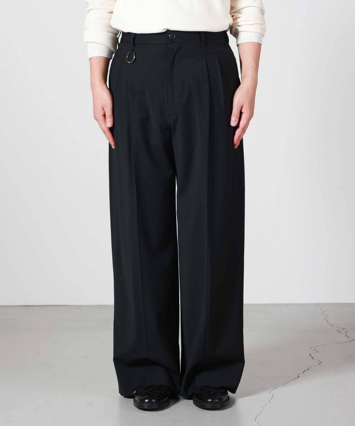 th products Super Semi Wide Tailored Pants 着用イメージ