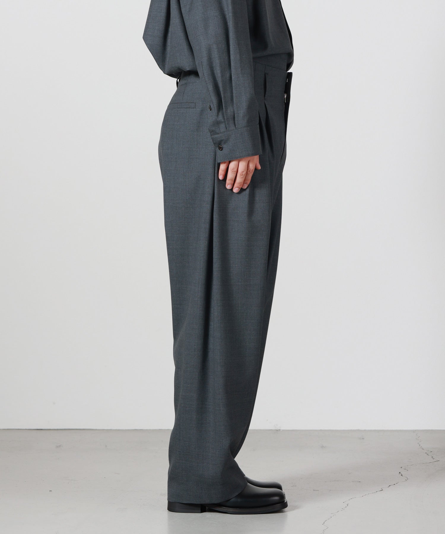 OVERCOAT(オーバーコート)】 5 tuck trouser in wool tropical