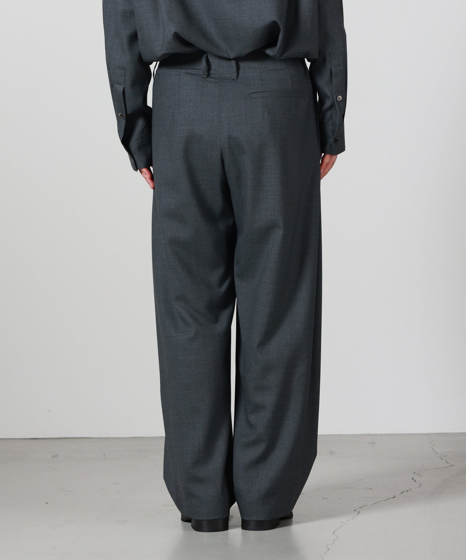 OVERCOAT(オーバーコート)】 5 tuck trouser in wool tropical