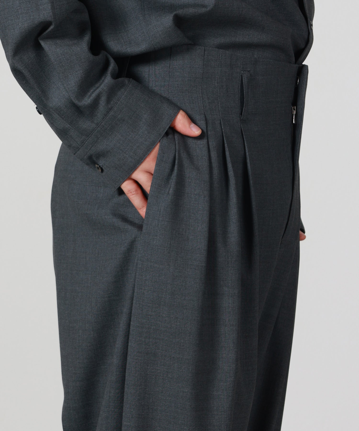 OVERCOAT(オーバーコート)】 5 tuck trouser in wool tropical