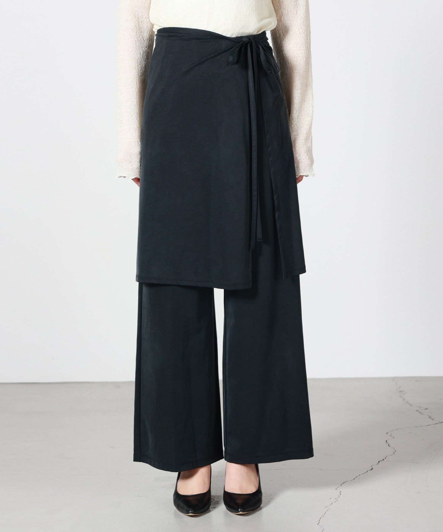 PHEENY(フィーニー)】 Peach Saten Layered Apron Pants｜PARIGOT