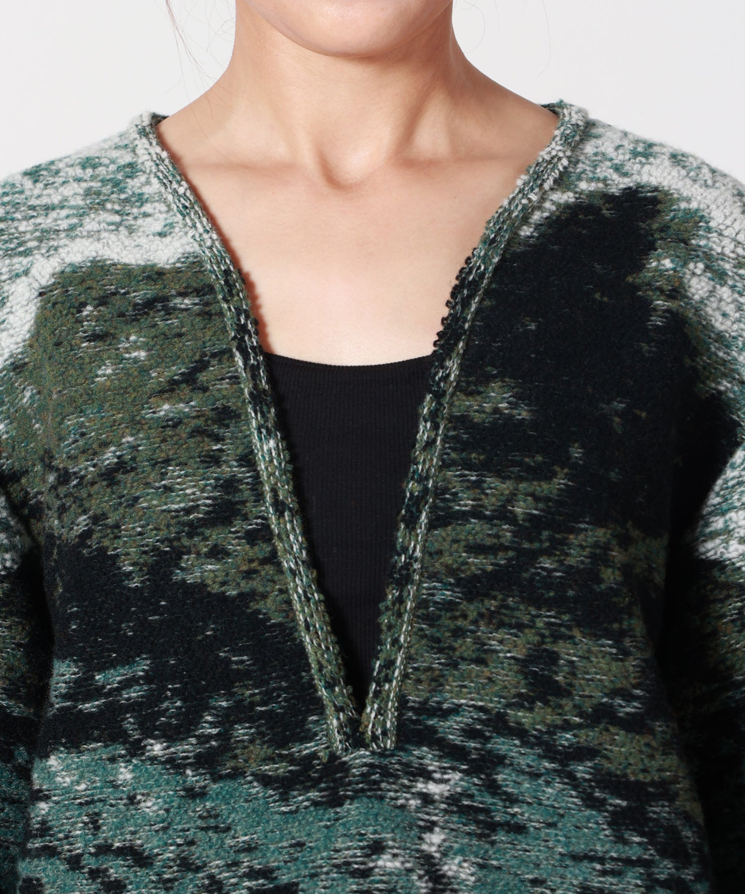 Mame Kurogouchi(マメ クロゴウチ)】 Pile Jacquard Plunge Knit Top