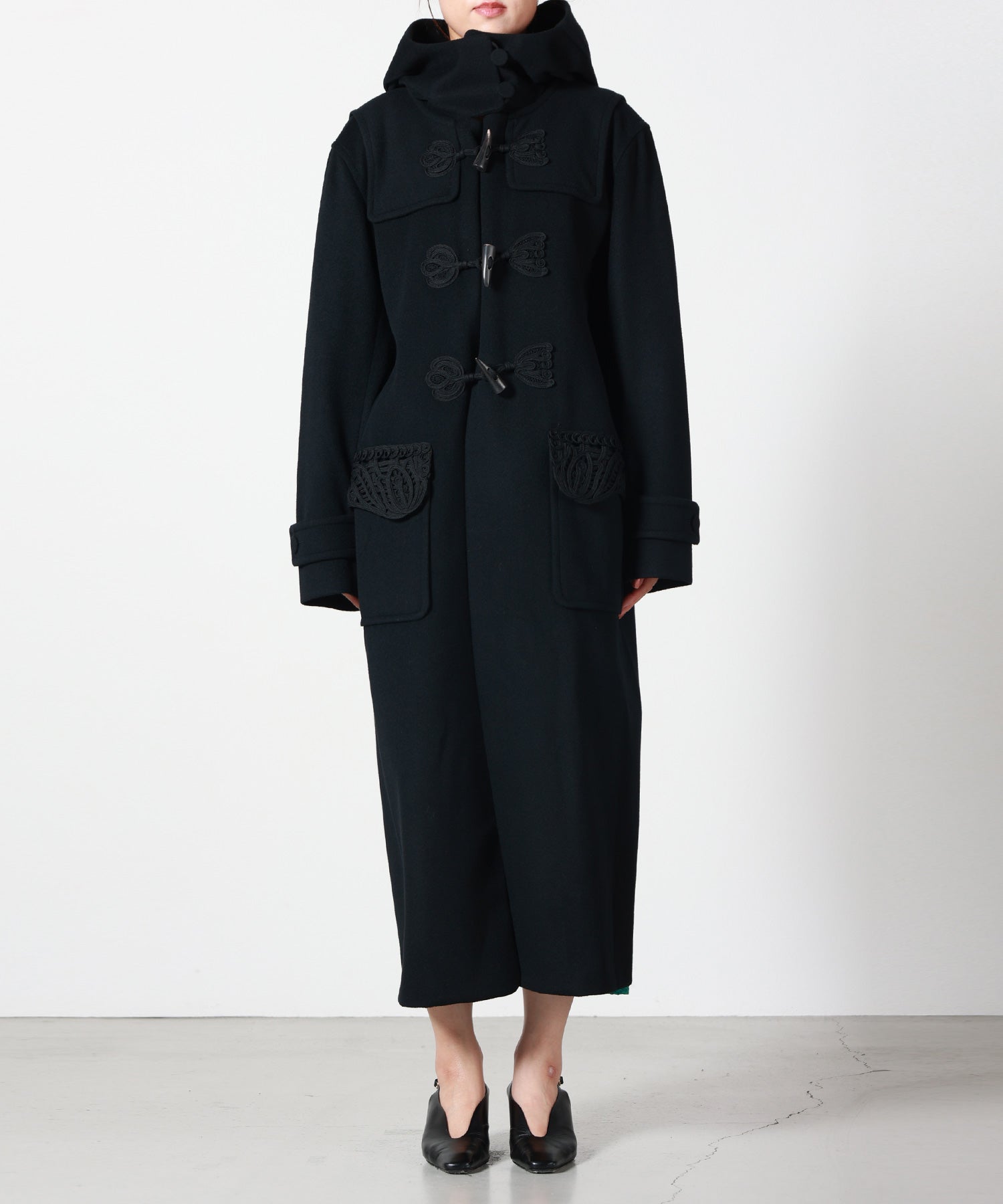 Mame Kurogouchi(マメ クロゴウチ)】 Cording Embroidery Duffle Coat