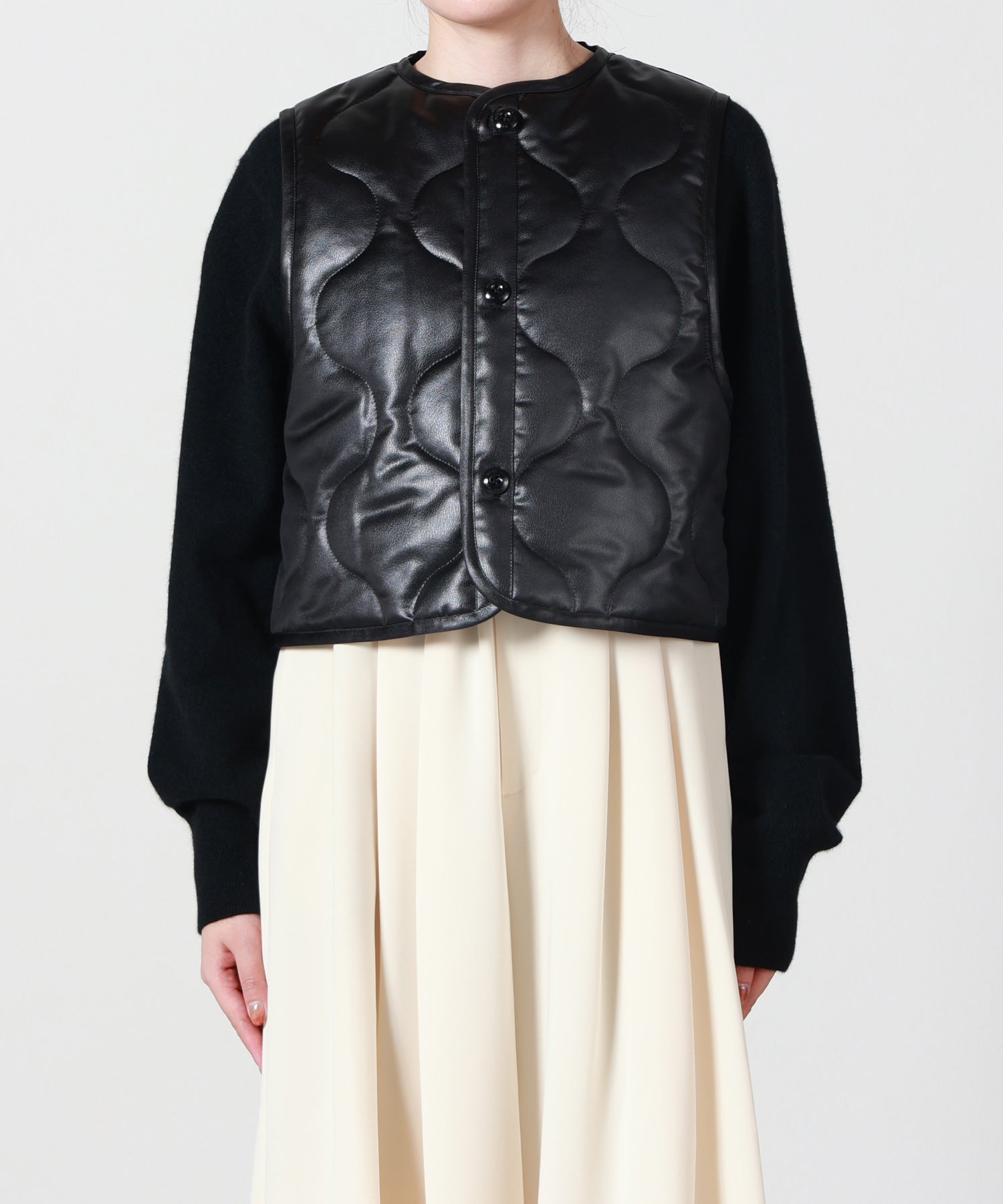 HYKE(ハイク)】 FAUX LEATHER QUILTED CROPPED VEST｜PARIGOT ONLINE