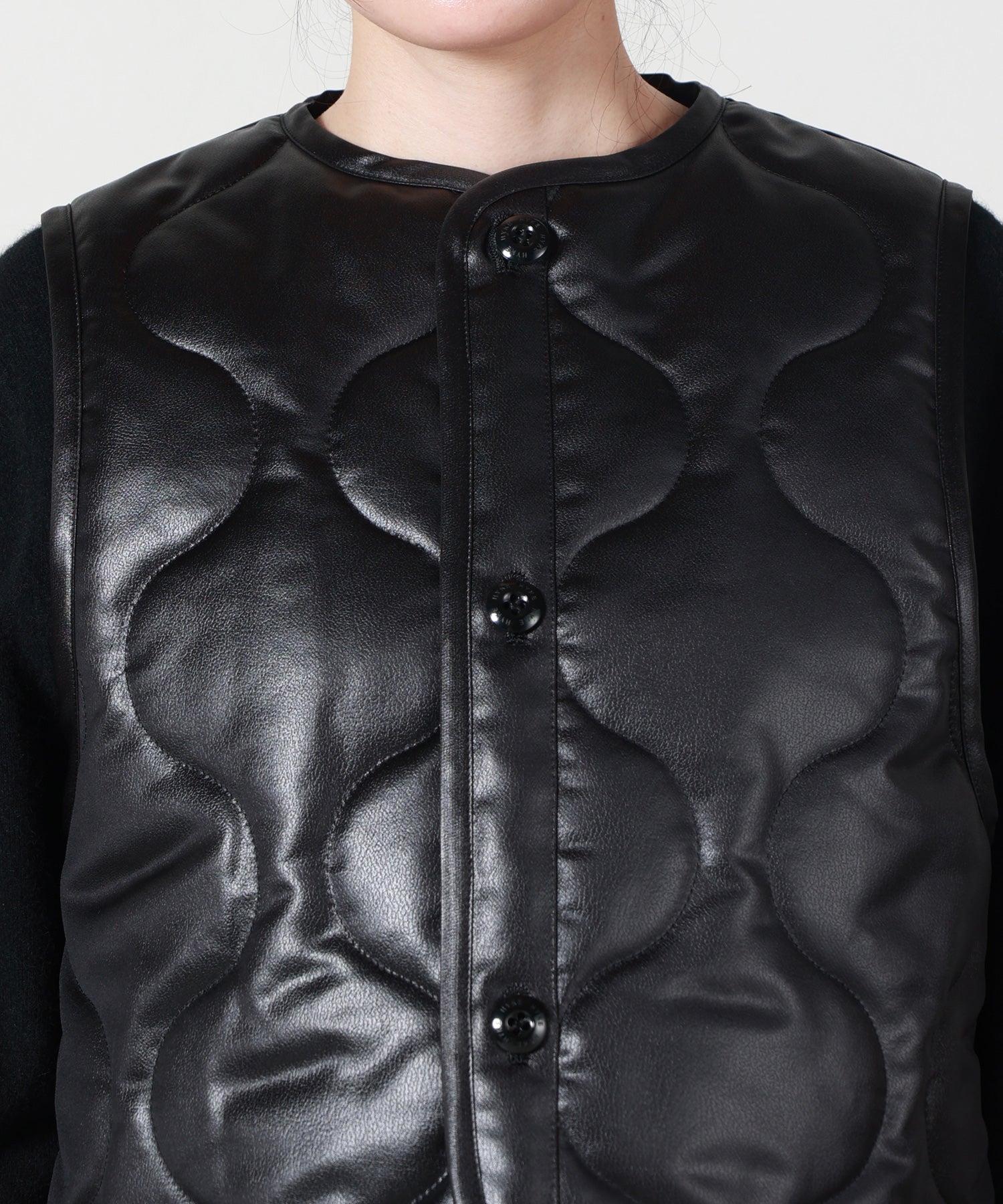 HYKE(ハイク)】 FAUX LEATHER QUILTED CROPPED VEST｜PARIGOT ONLINE