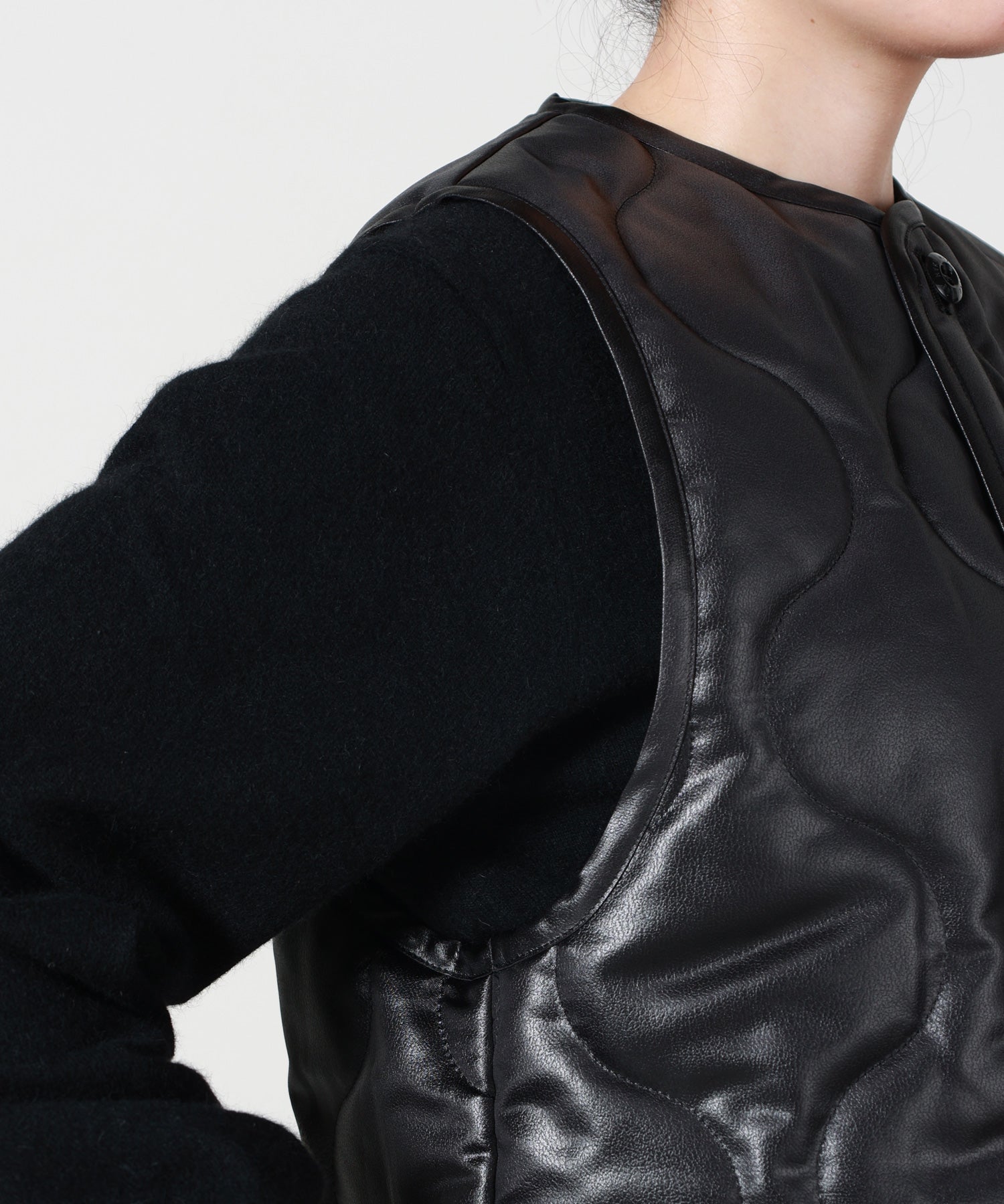 HYKE(ハイク)】 FAUX LEATHER QUILTED CROPPED VEST｜PARIGOT ONLINE