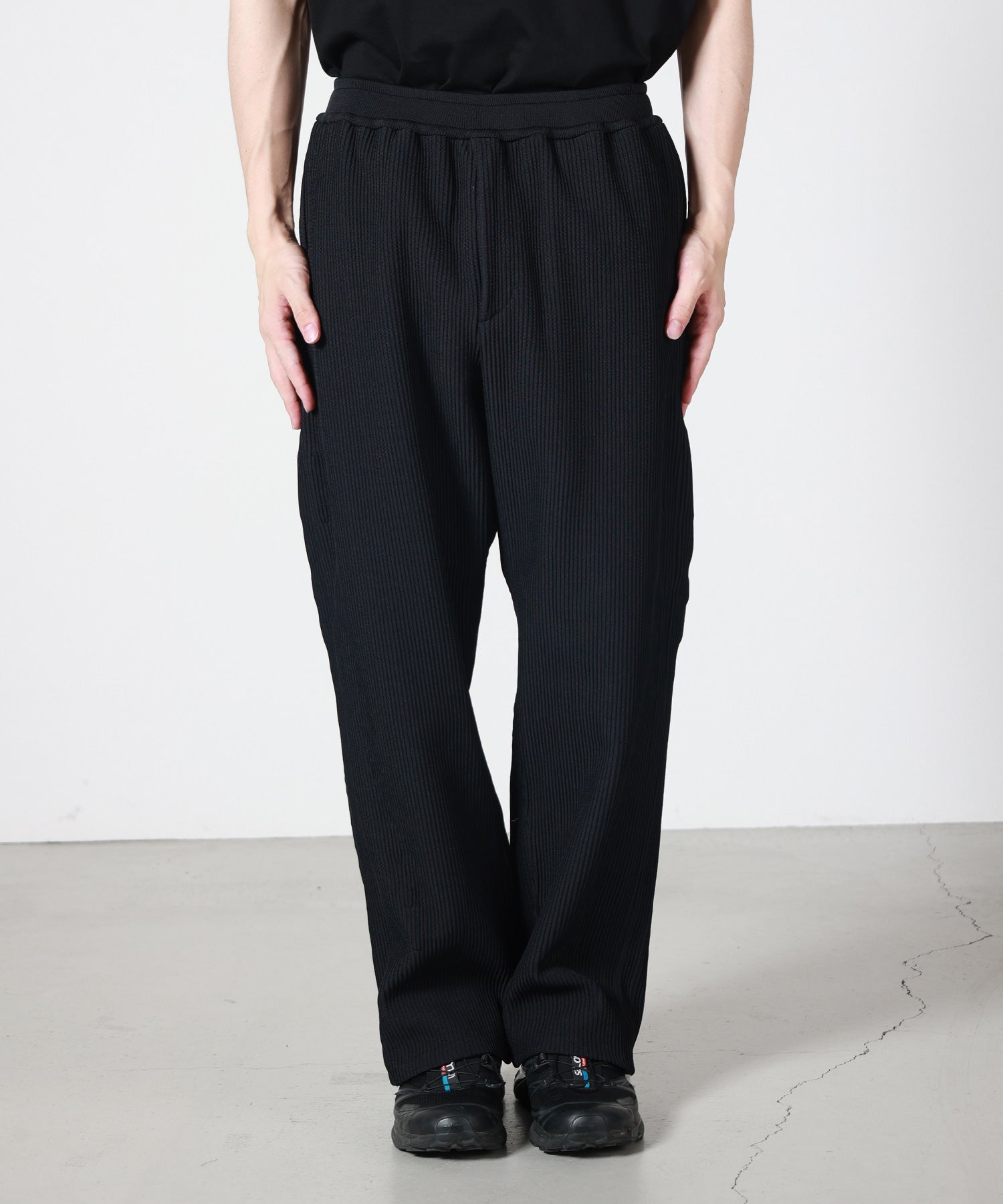 CFCL SOFT HYPHA TAPERED CURVED PANTS 着用イメージ