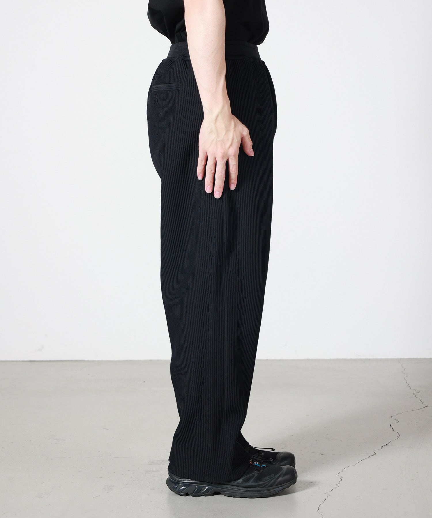 CFCL(シーエフシーエル)】 SOFT HYPHA TAPERED CURVED PANTS｜PARIGOT