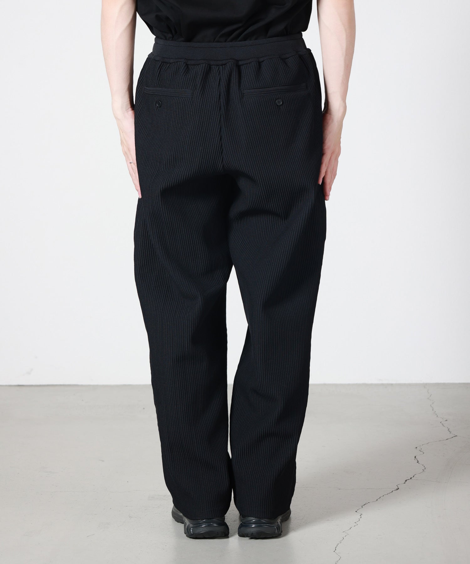 CFCL(シーエフシーエル)】 SOFT HYPHA TAPERED CURVED PANTS｜PARIGOT