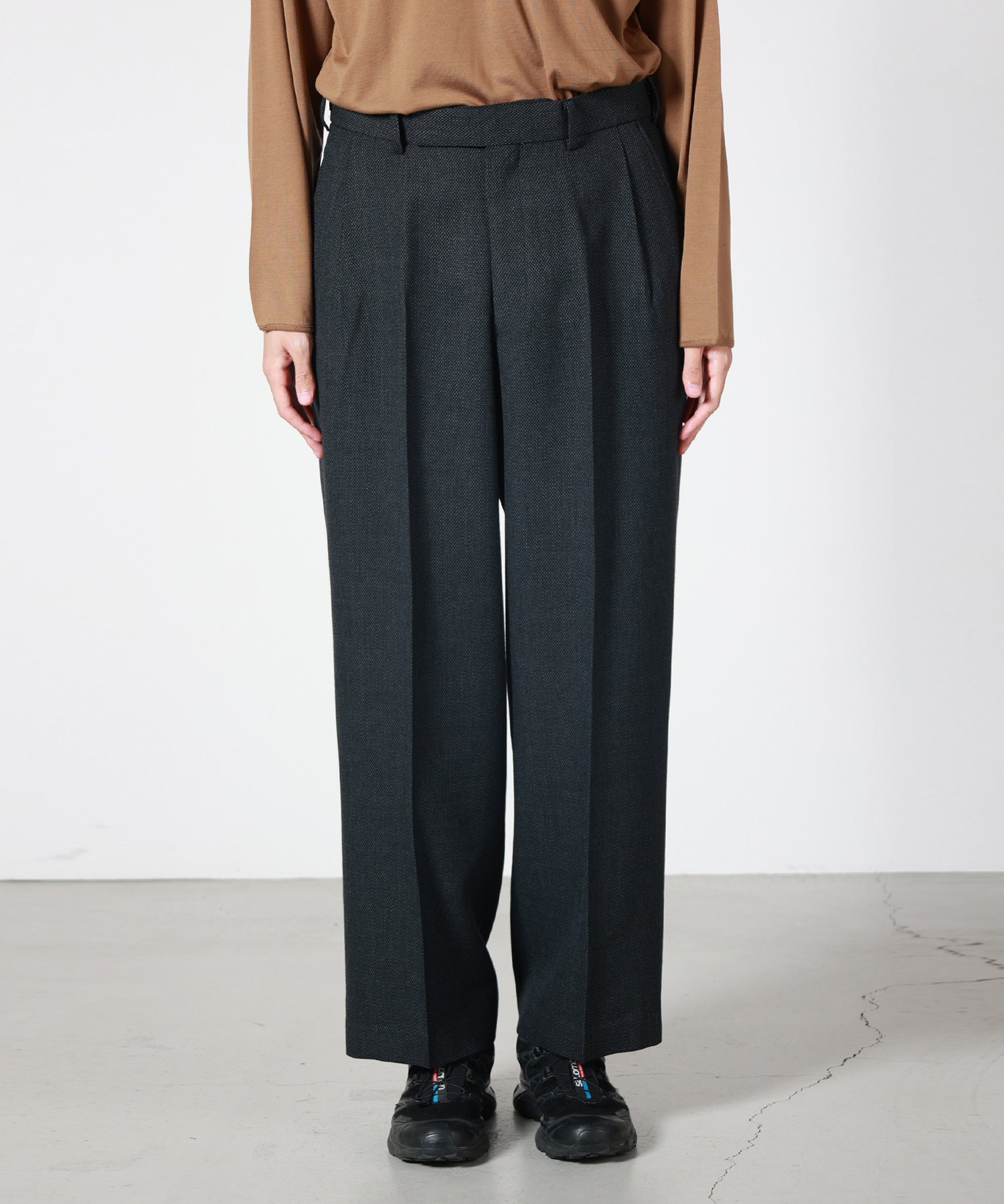 marka Tumbled Wool Serge / Single Pleat Wide Trousers 着用イメージ