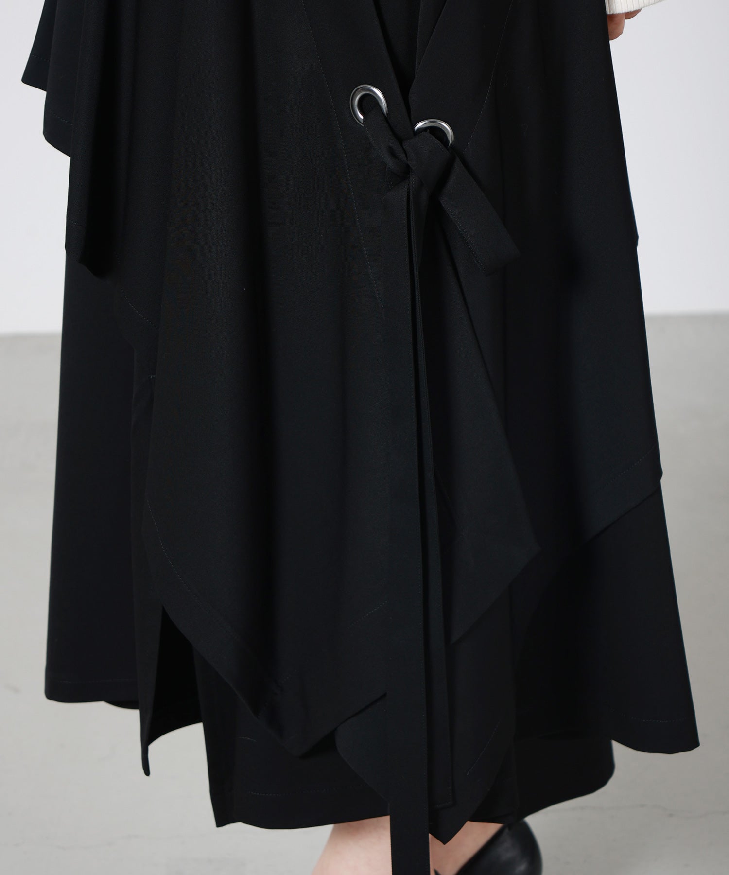 ujoh ウジョー アシンメトリーロングトップス 黒 2 UJOH(ウジョー)】 Eyelet Drape SKT｜PARIGOT ONLINE（パリゴオンライン）