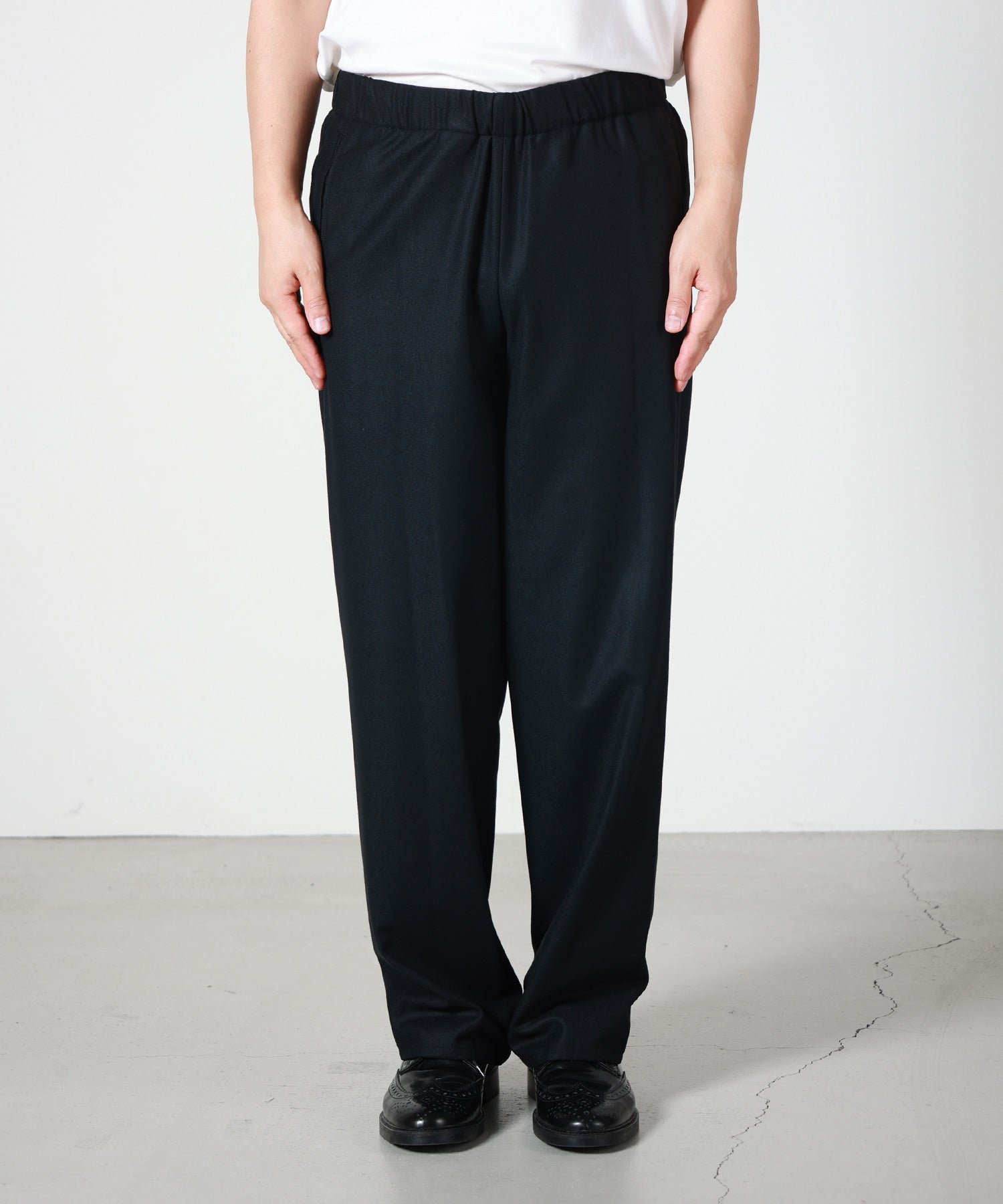 OVERCOAT Wool Tropical Drawstring Trouser 着用イメージ