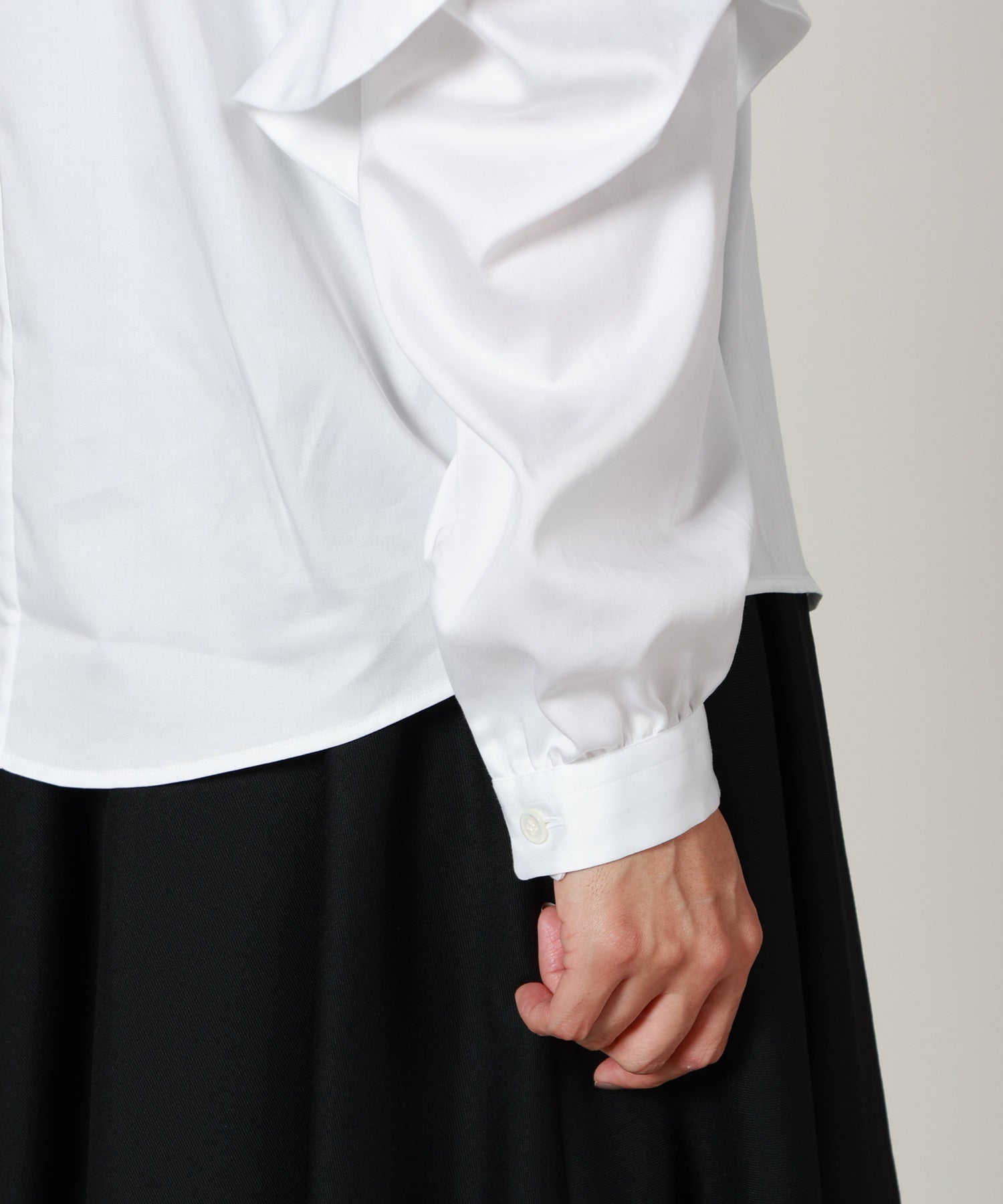 ノワールケイニノミヤ　丸襟変形シャツ　ハーネス　白　24SS noir kei ninomiya(ノワール ケイニノミヤ)】 綿ブロードデザイン