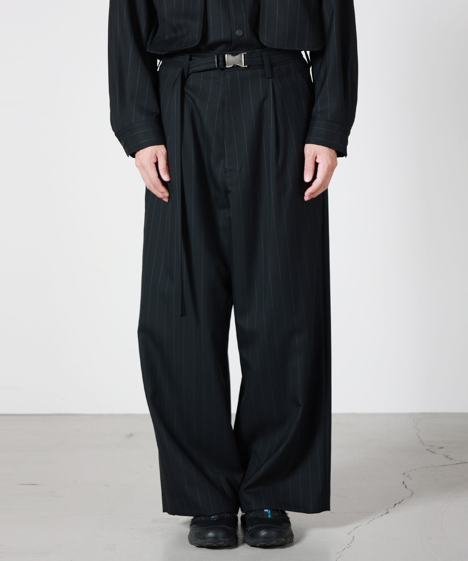 UJOH Belted Wide Straight PNT 着用イメージ