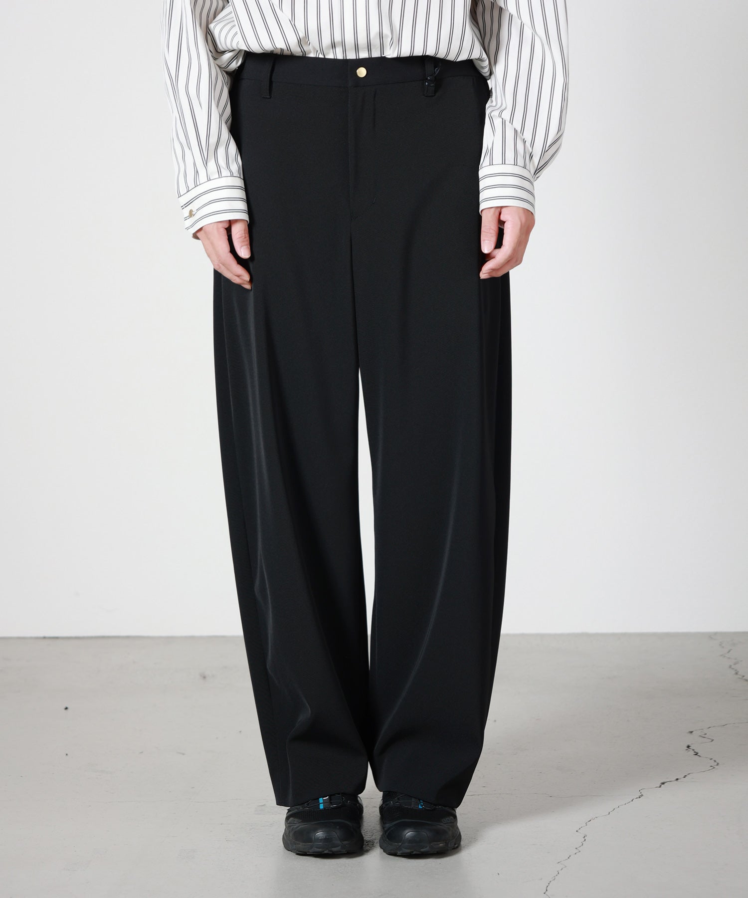 CULLNI Dry Stretch Twill Wide Curve Pants 着用イメージ
