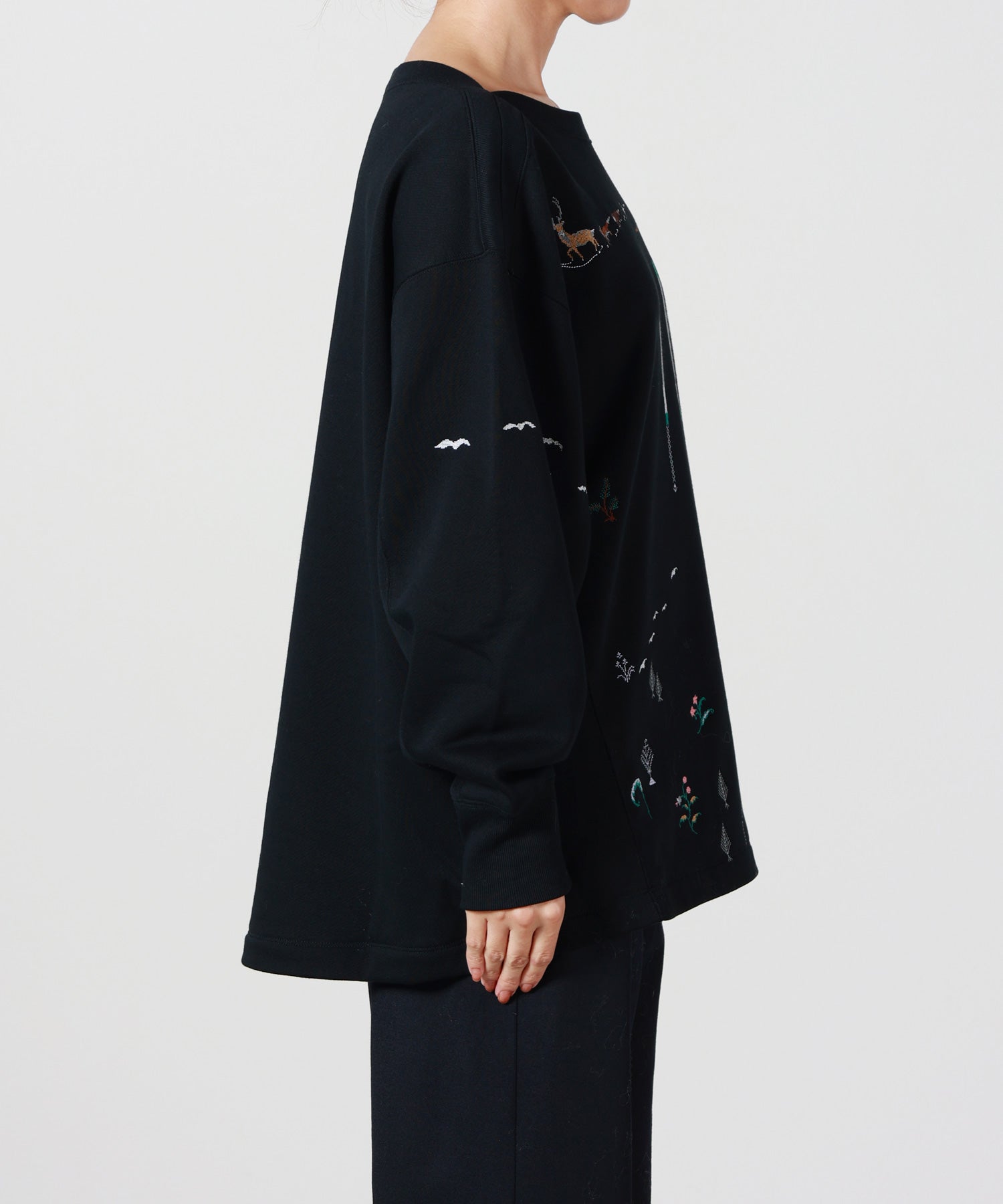 Mame Kurogouchi(マメ クロゴウチ)】 Landscape Embroidery Sweatshirt
