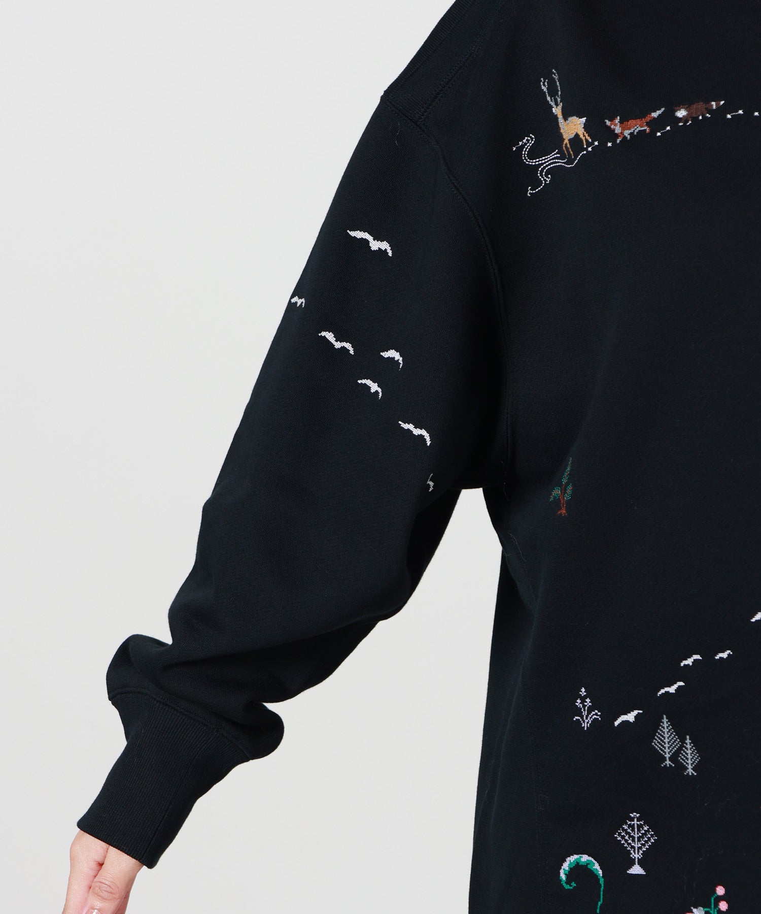 Mame Kurogouchi(マメ クロゴウチ)】 Landscape Embroidery Sweatshirt